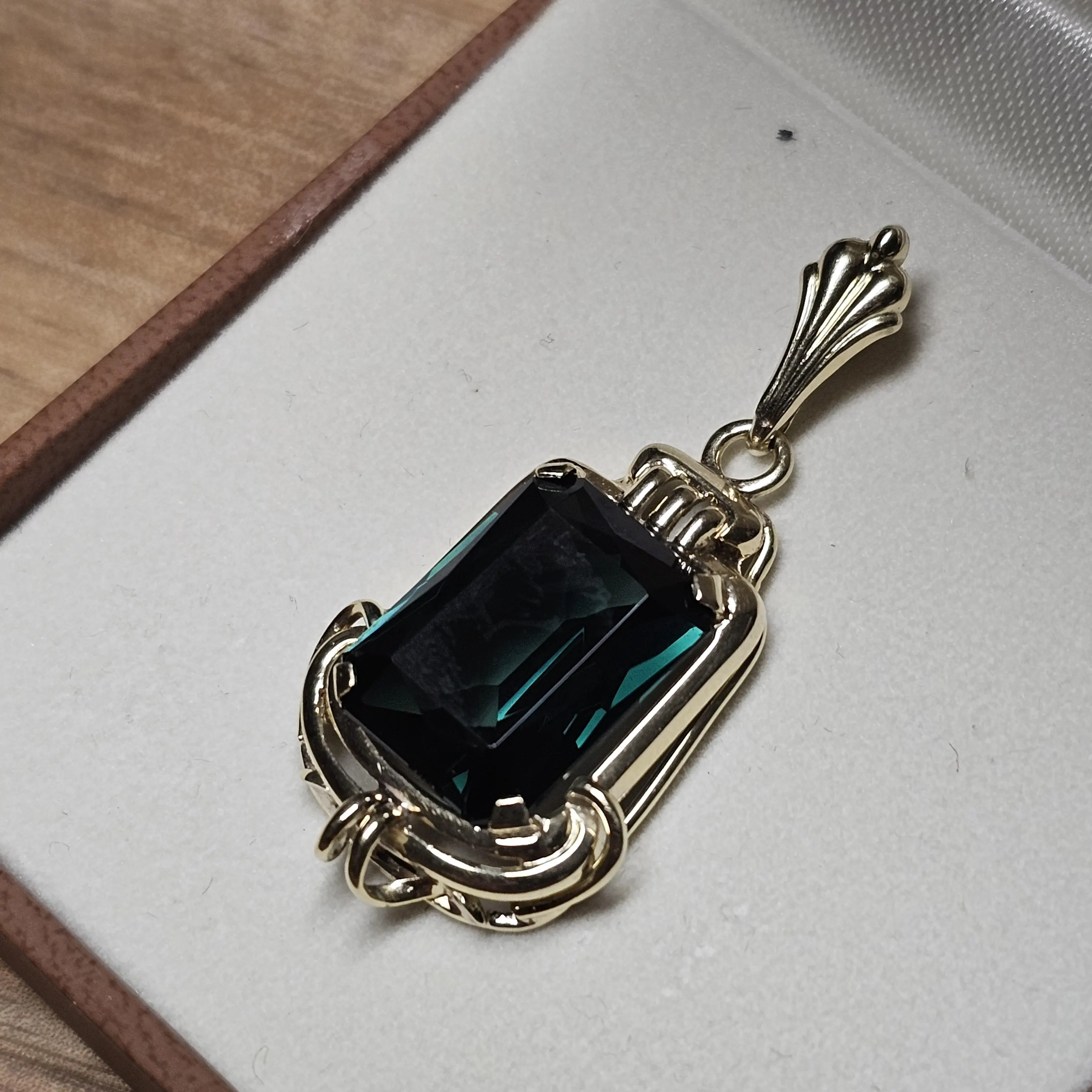 Nostalgischer Anhänger ohne Kette  Gold 585 Turmalin grün Vintage Eleganz GAN261