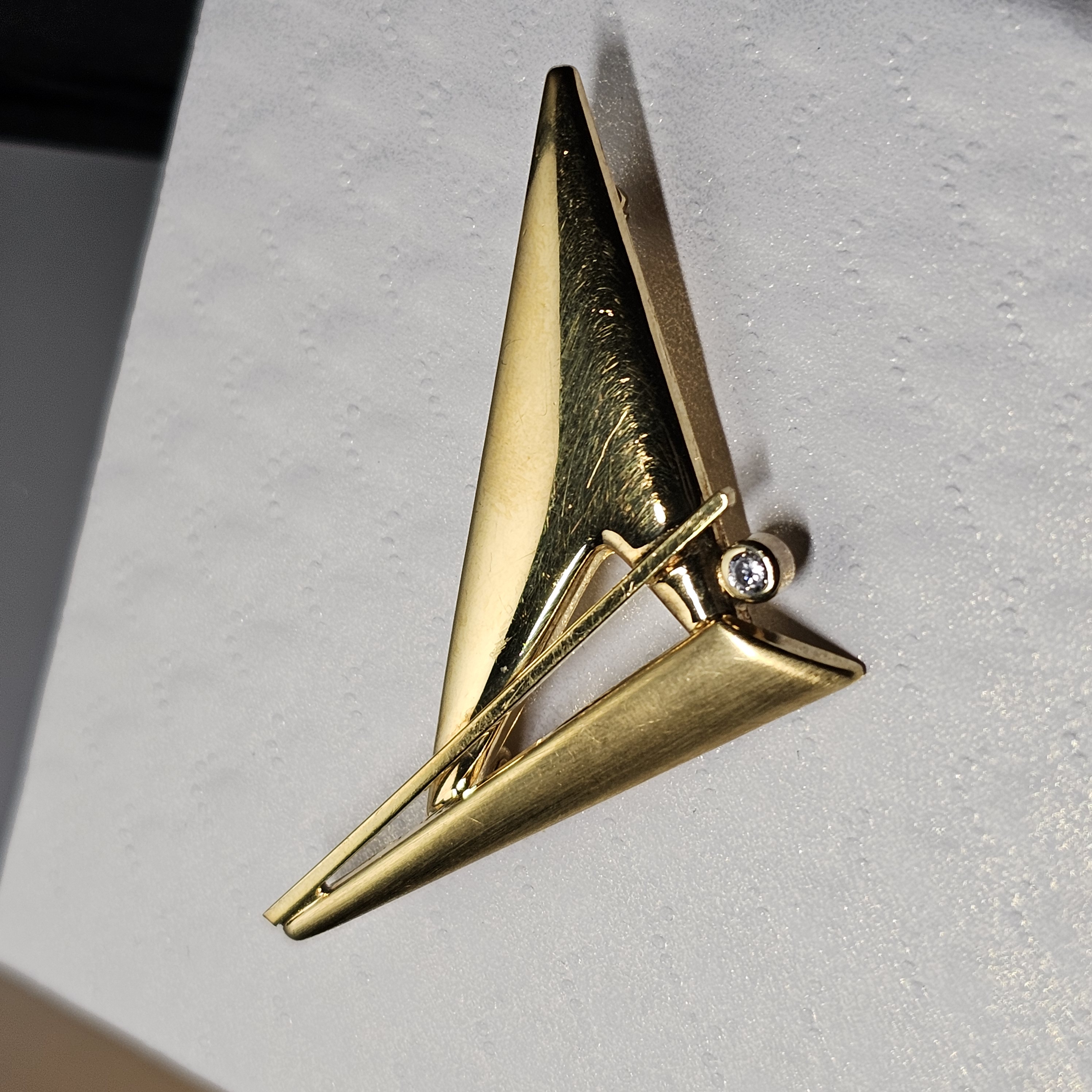 Shabby Vintage Anstecknadel Brosche Teka mit Kristallsteinchen klar Amerik Doublé vergoldet Nostalgie selten rar MBR107