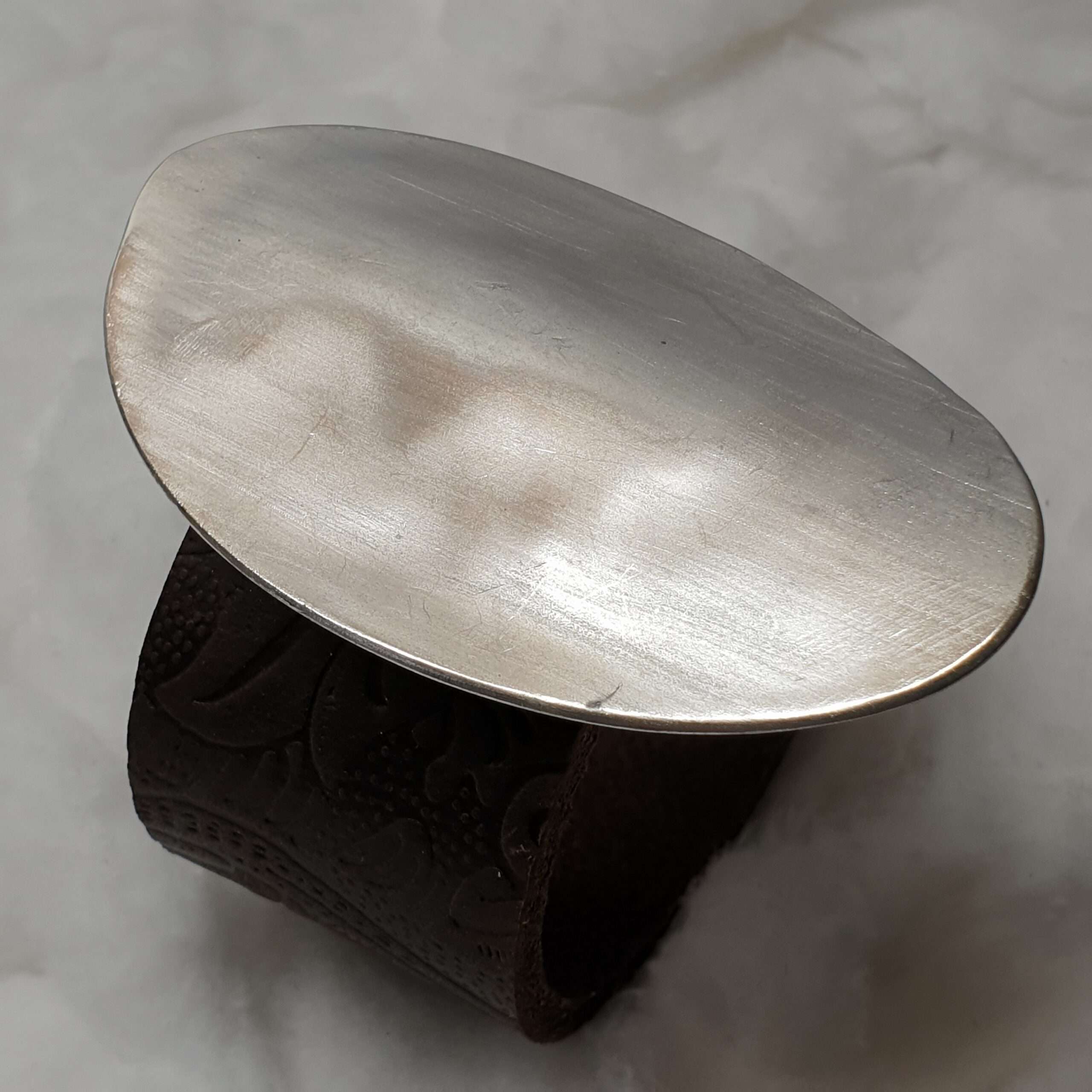 Braunes Lederarmband mit Rankenmuster und Mattschlief-Schliesse BS113