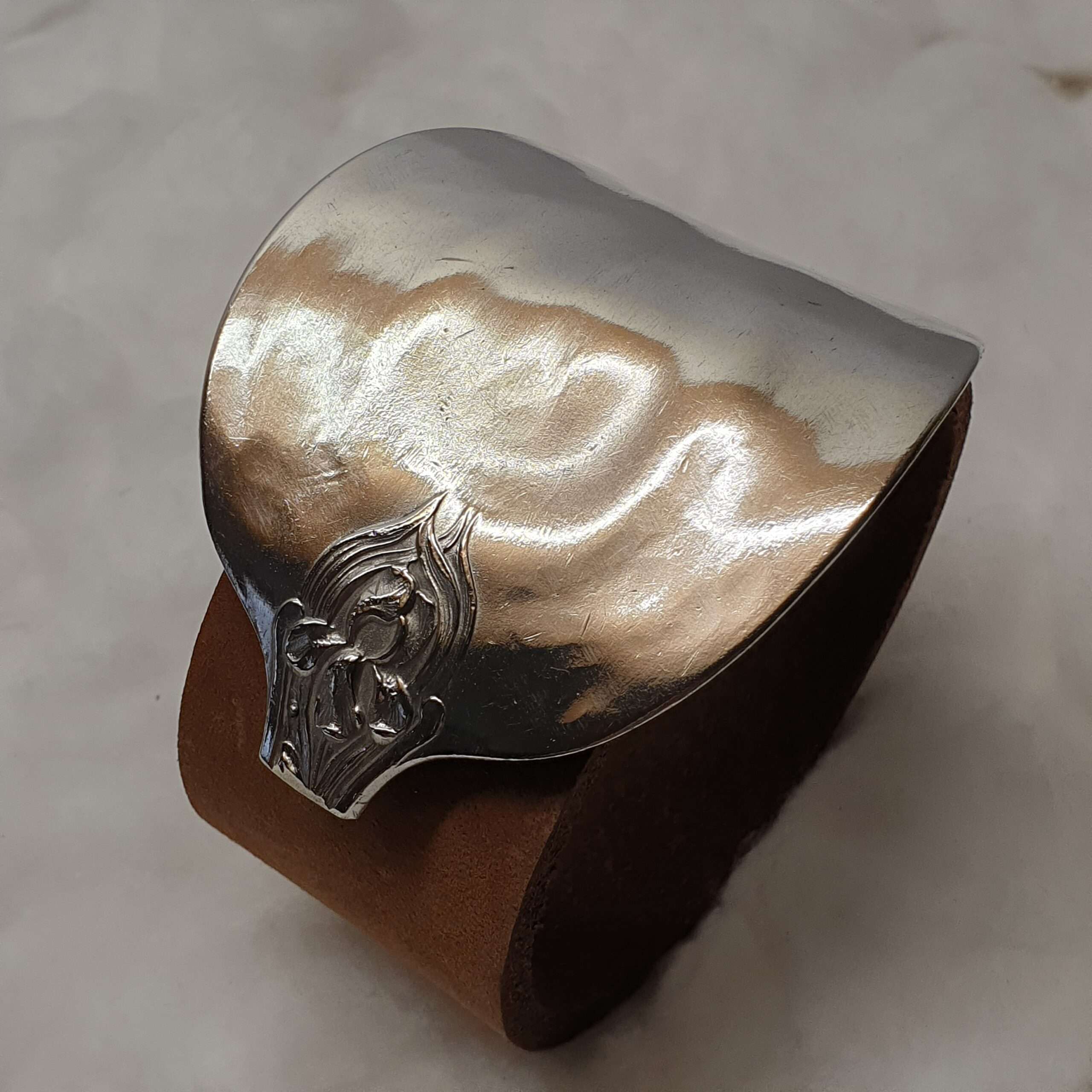 Hellbraunes Lederarmband mit Glanz-Schliesse BS119