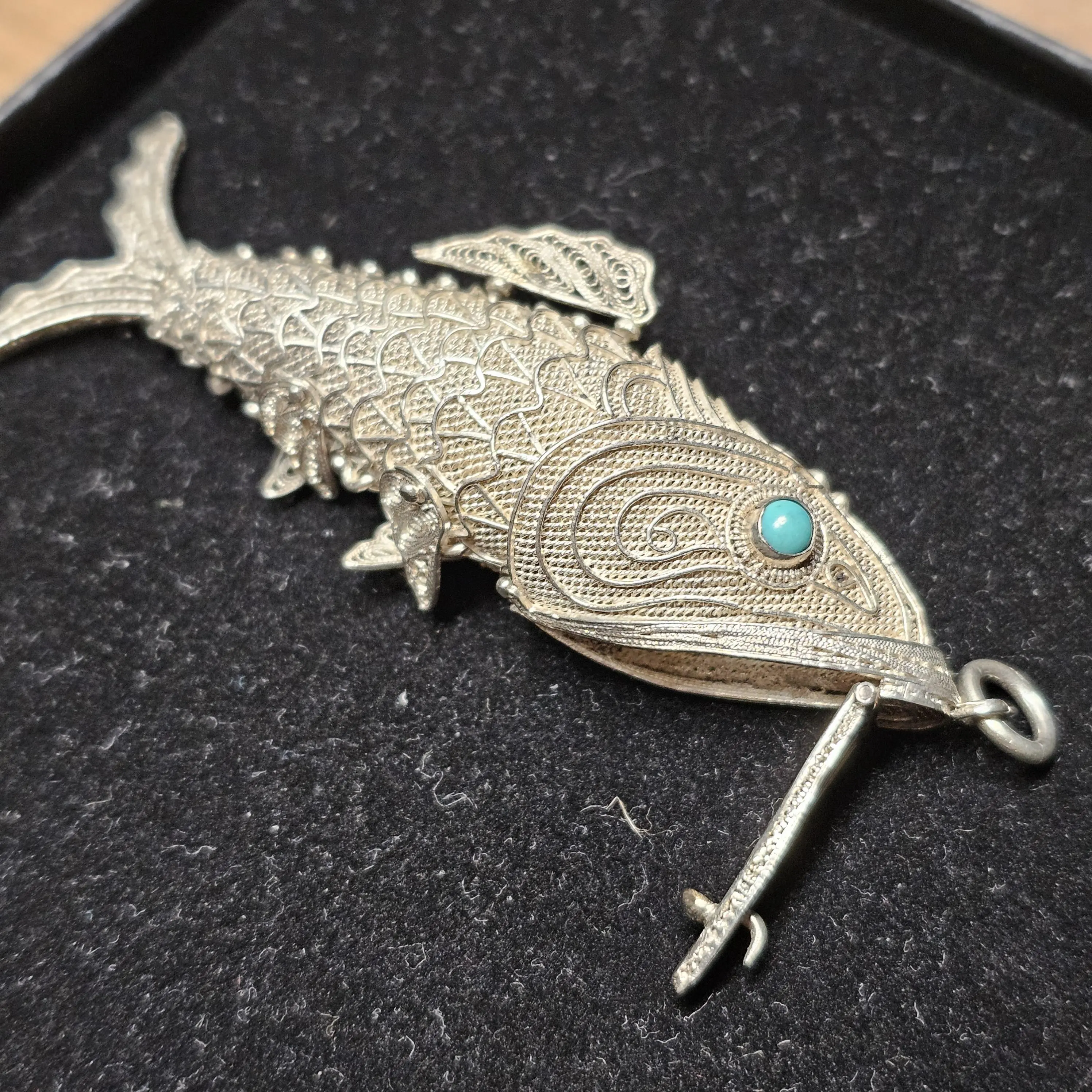 Anhänger ohne Kette Fisch Gliederfisch Parfumfisch Silber Türkis filigran Silberschmiede kunstvoll SKA134