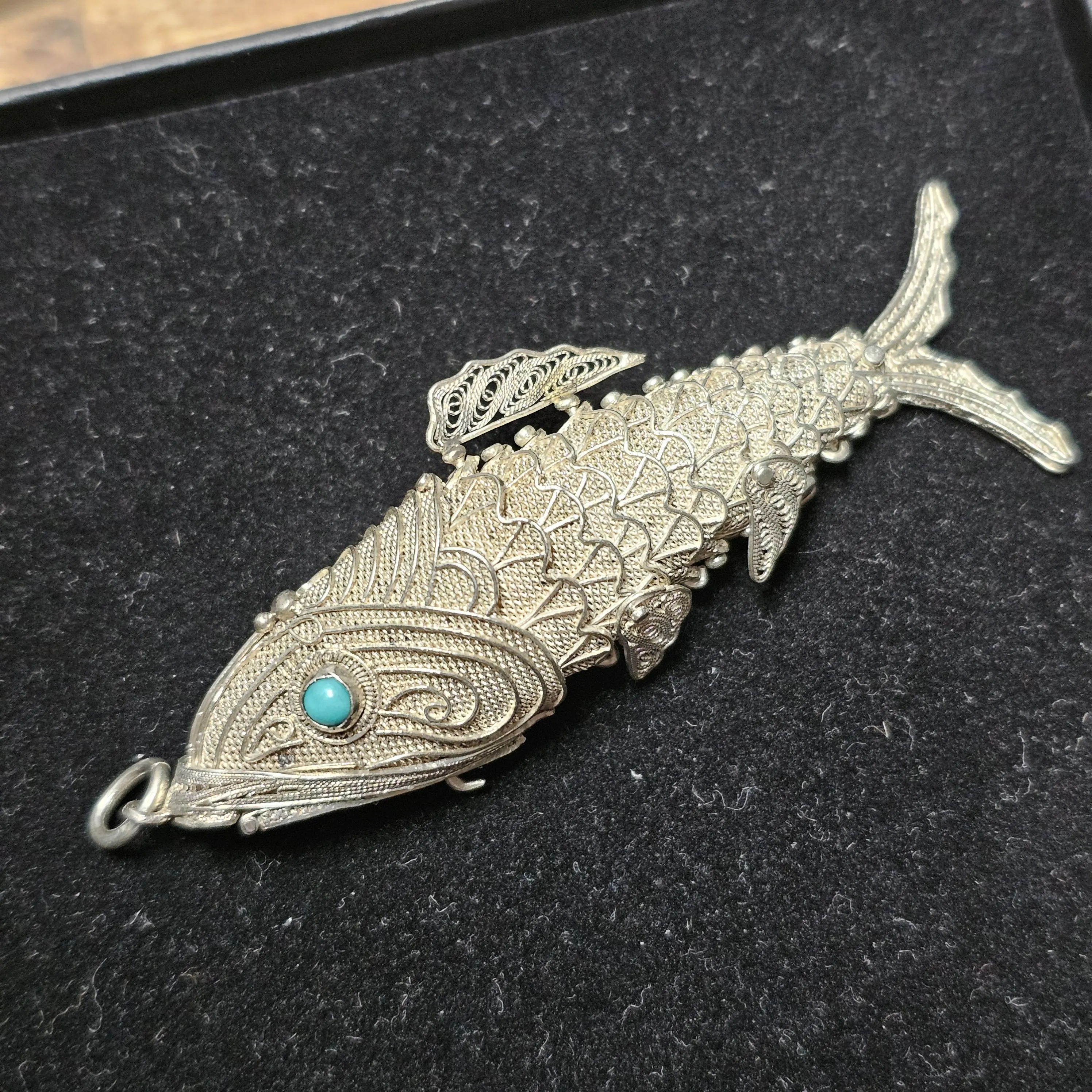 Anhänger ohne Kette Fisch Gliederfisch Parfumfisch Silber Türkis filigran Silberschmiede kunstvoll SKA134
