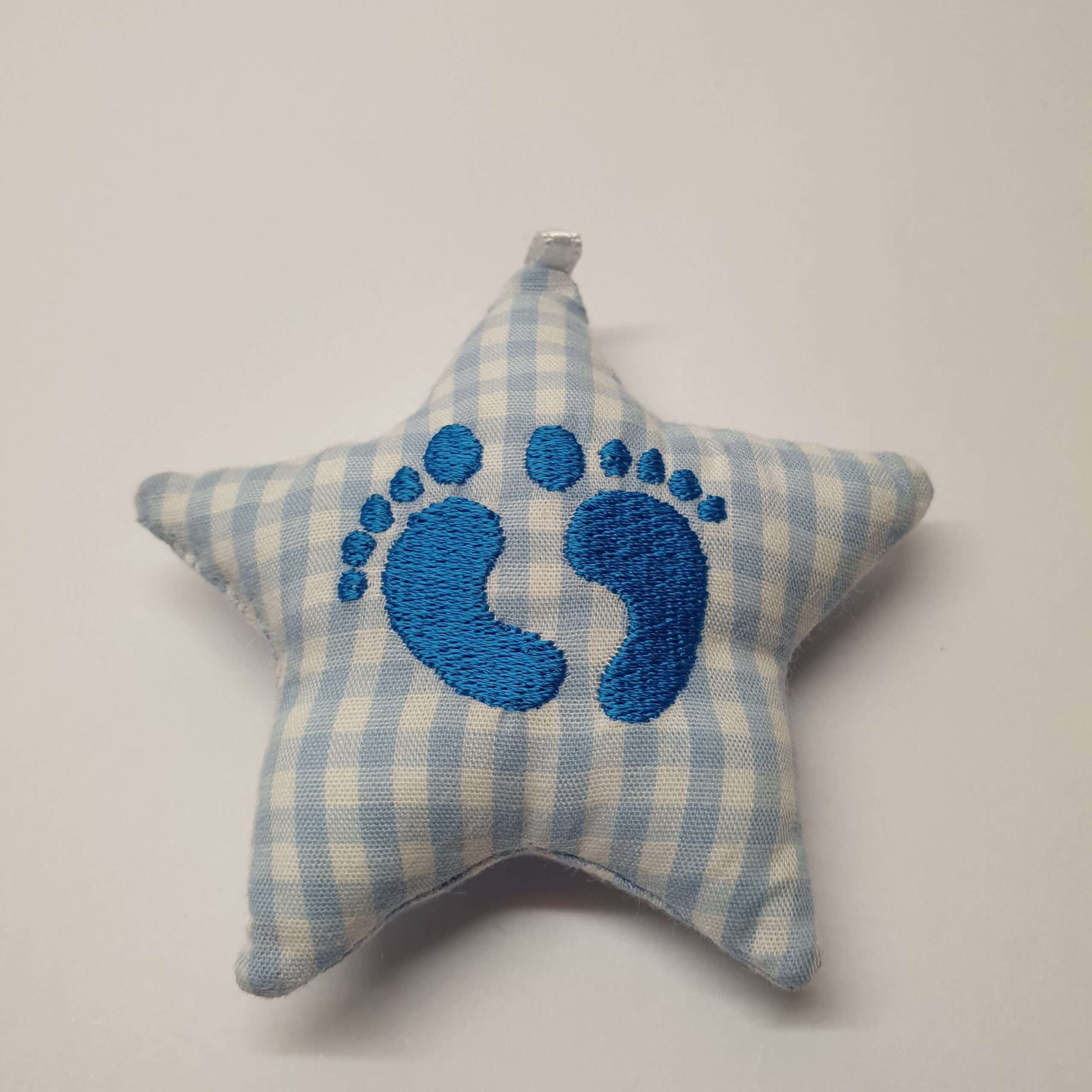 Stoffstern blau hellblau weiß kariert Stickerei Füße Füßchen blau zum Aufhängen SM119