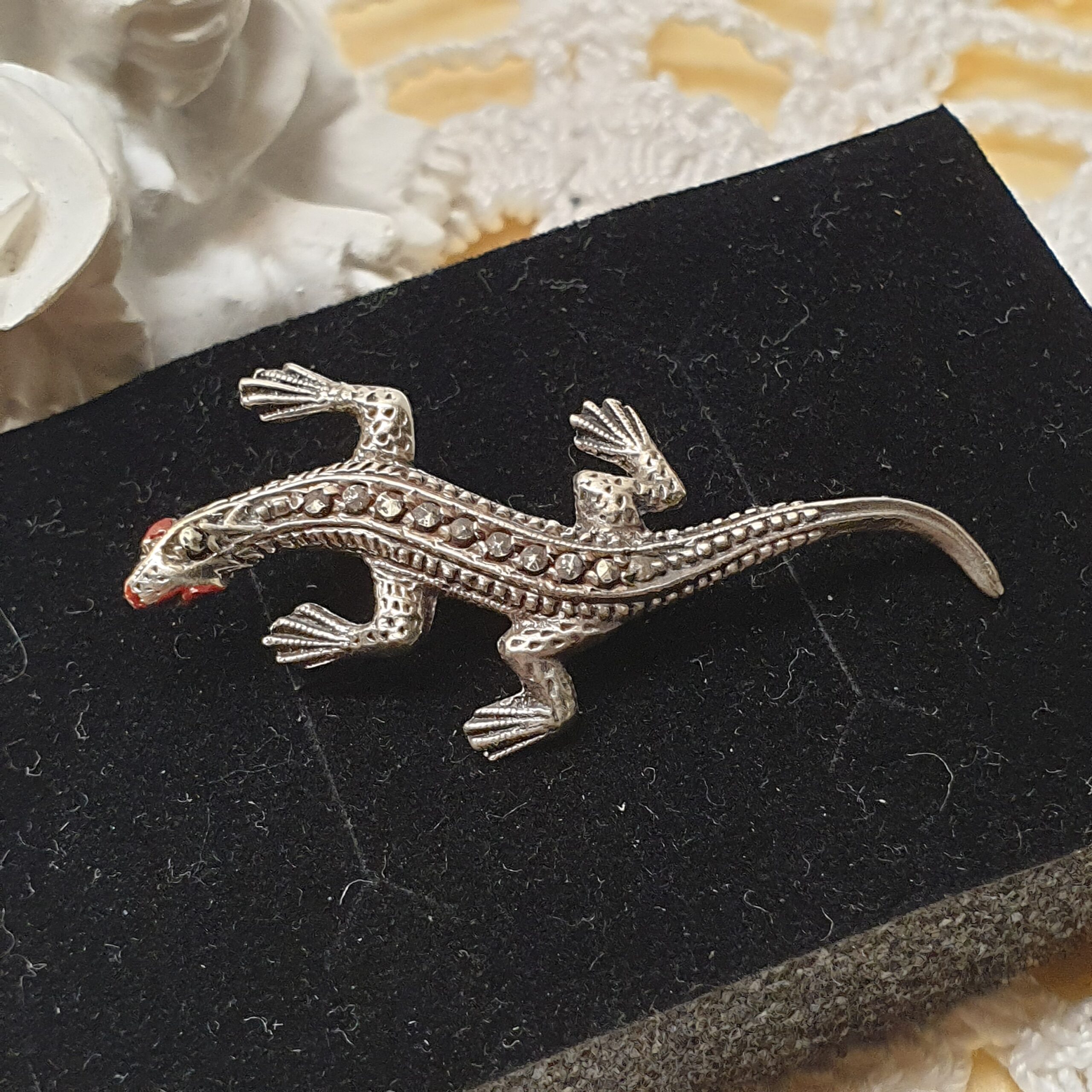 Art Deco Anstecknadel Brosche Silber 835 Markasiten & Emaille rot Eidechse Salamander Echse SB489