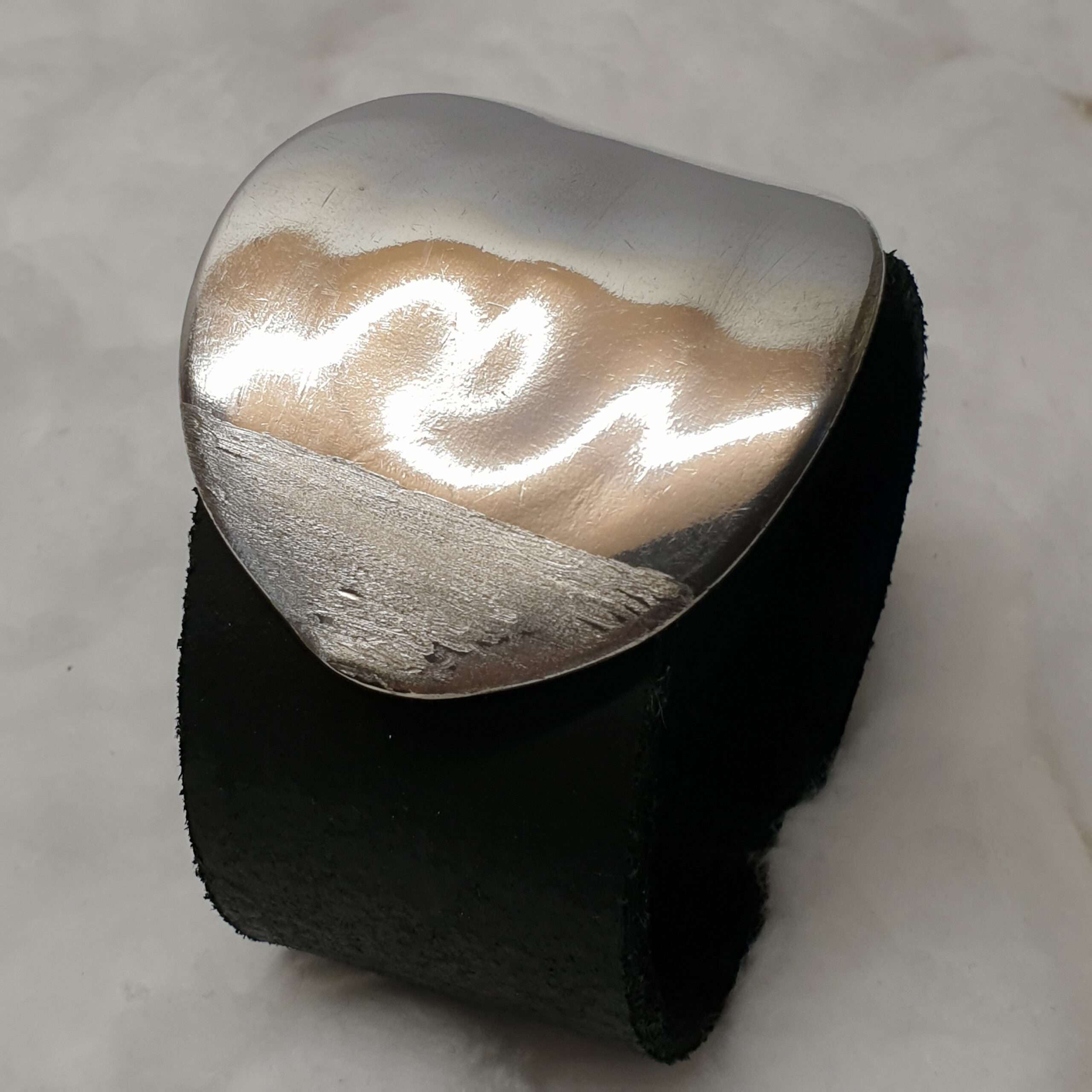 Schwarzes Lederarmband mit Glanz-Schliesse BS114