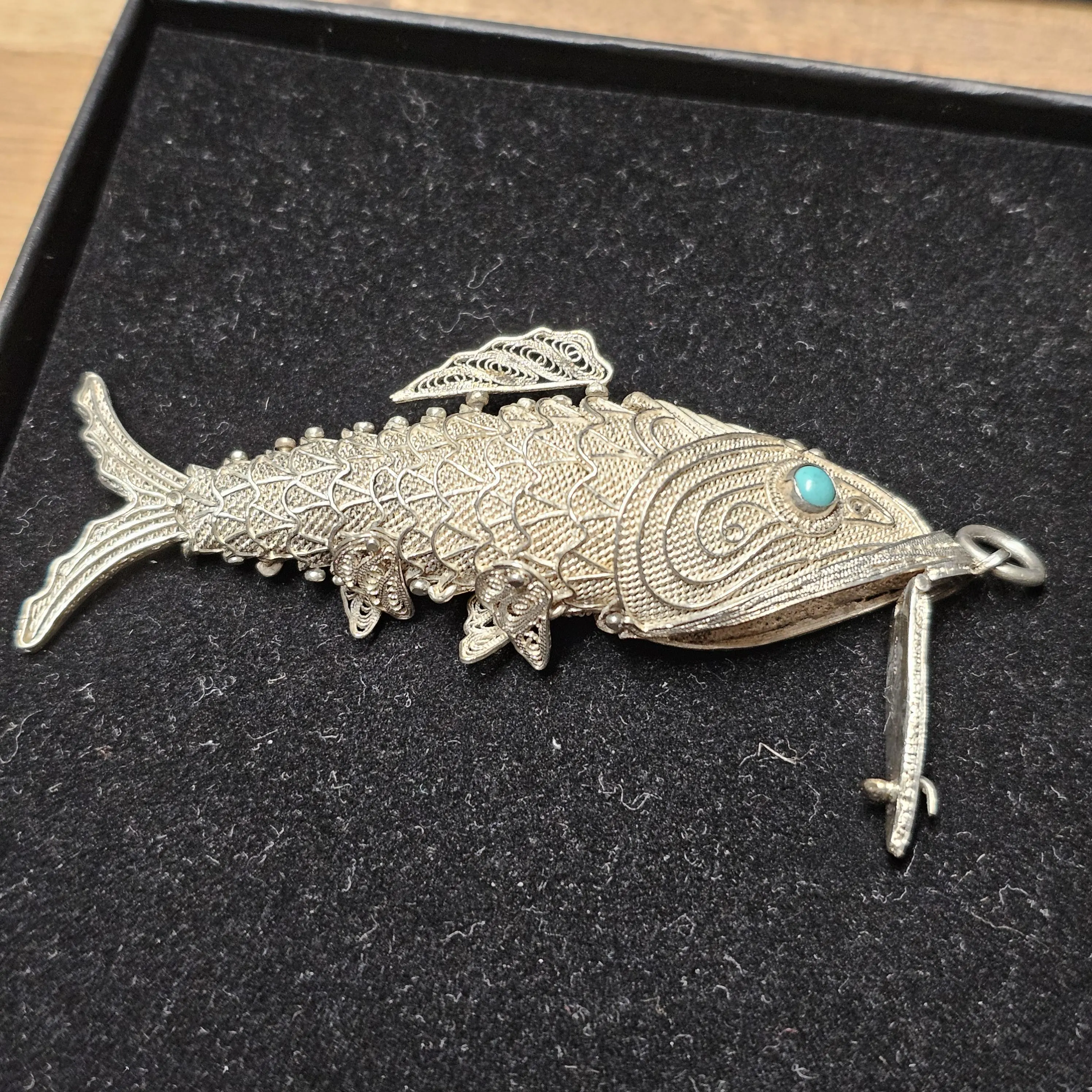 Anhänger ohne Kette Fisch Gliederfisch Parfumfisch Silber Türkis filigran Silberschmiede kunstvoll SKA134