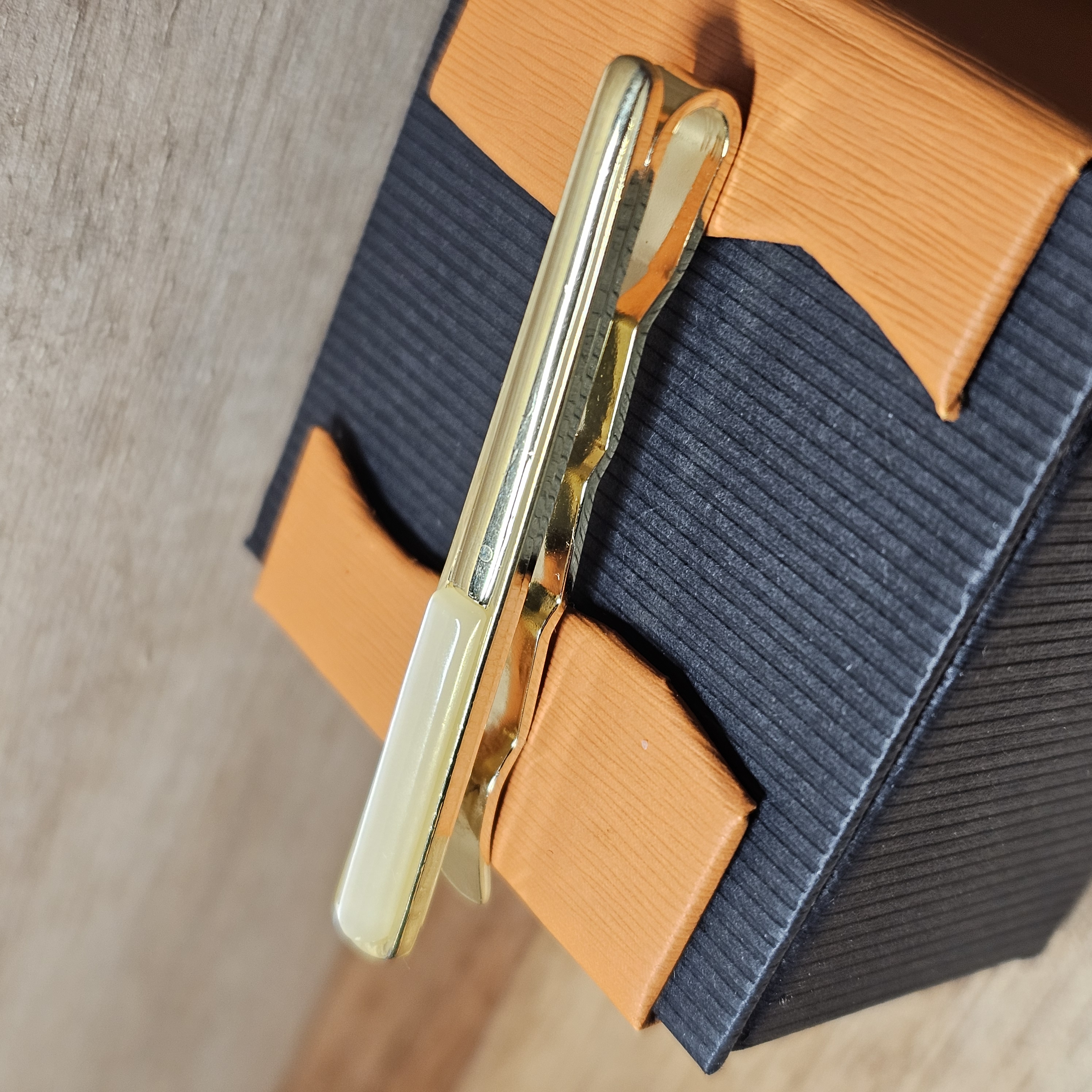 Krawattenklammer Krawattennadel Klemme Doublé vergoldet Achatstein weiß Einlage Vintage Design elegant KW100