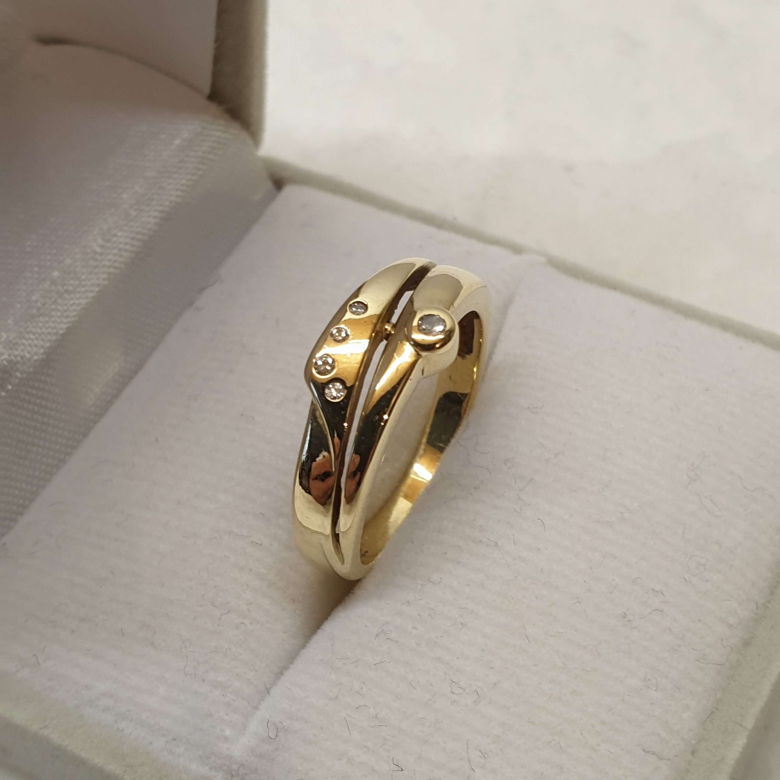 16,6 mm Nostalgischer Ring Gold 585 Diamantsteinchen Vintage Design elegant GR125