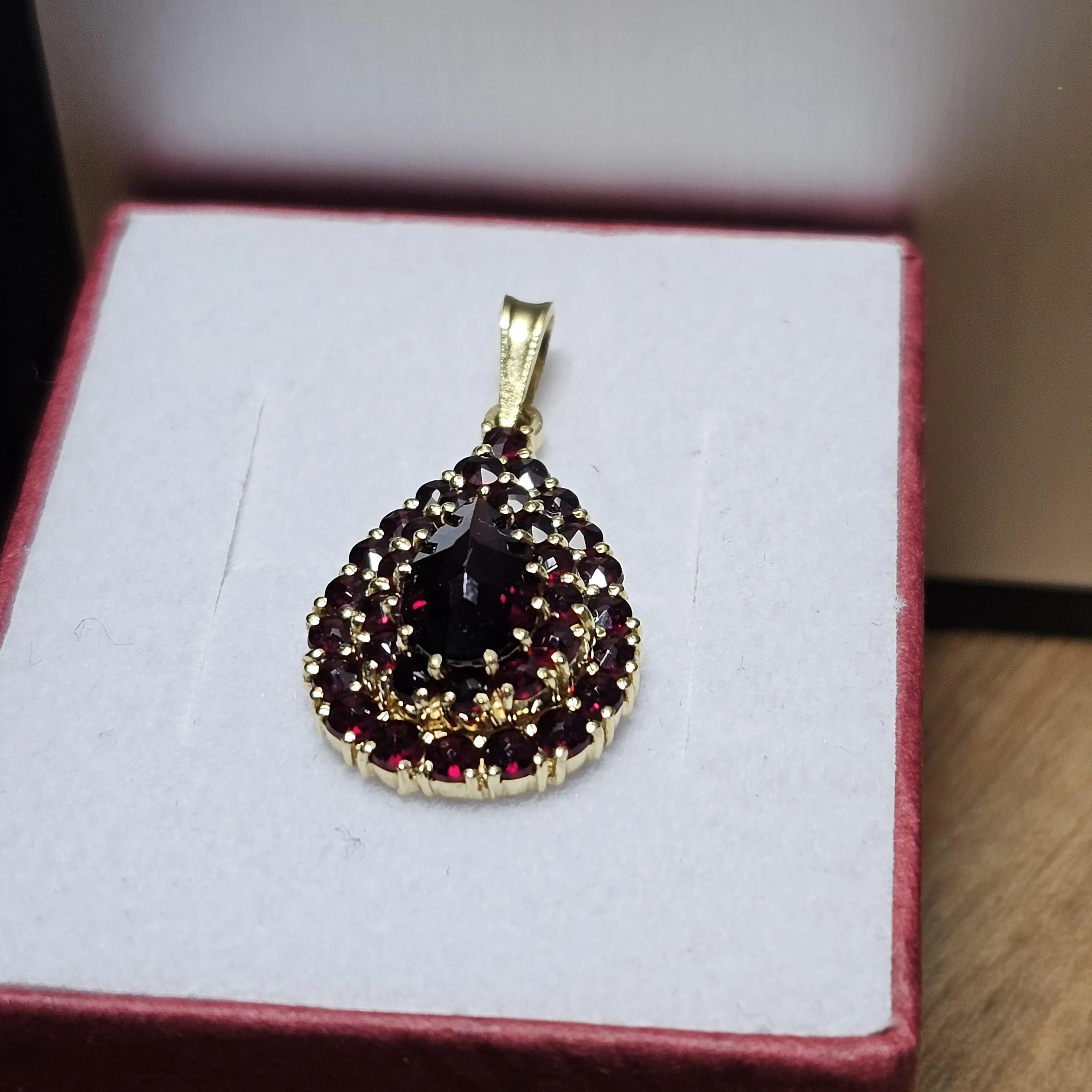 Nostalgischer Anhänger ohne Kette Gold 375 mit Granatsteinchen Vintage elegant selten rar GAN262