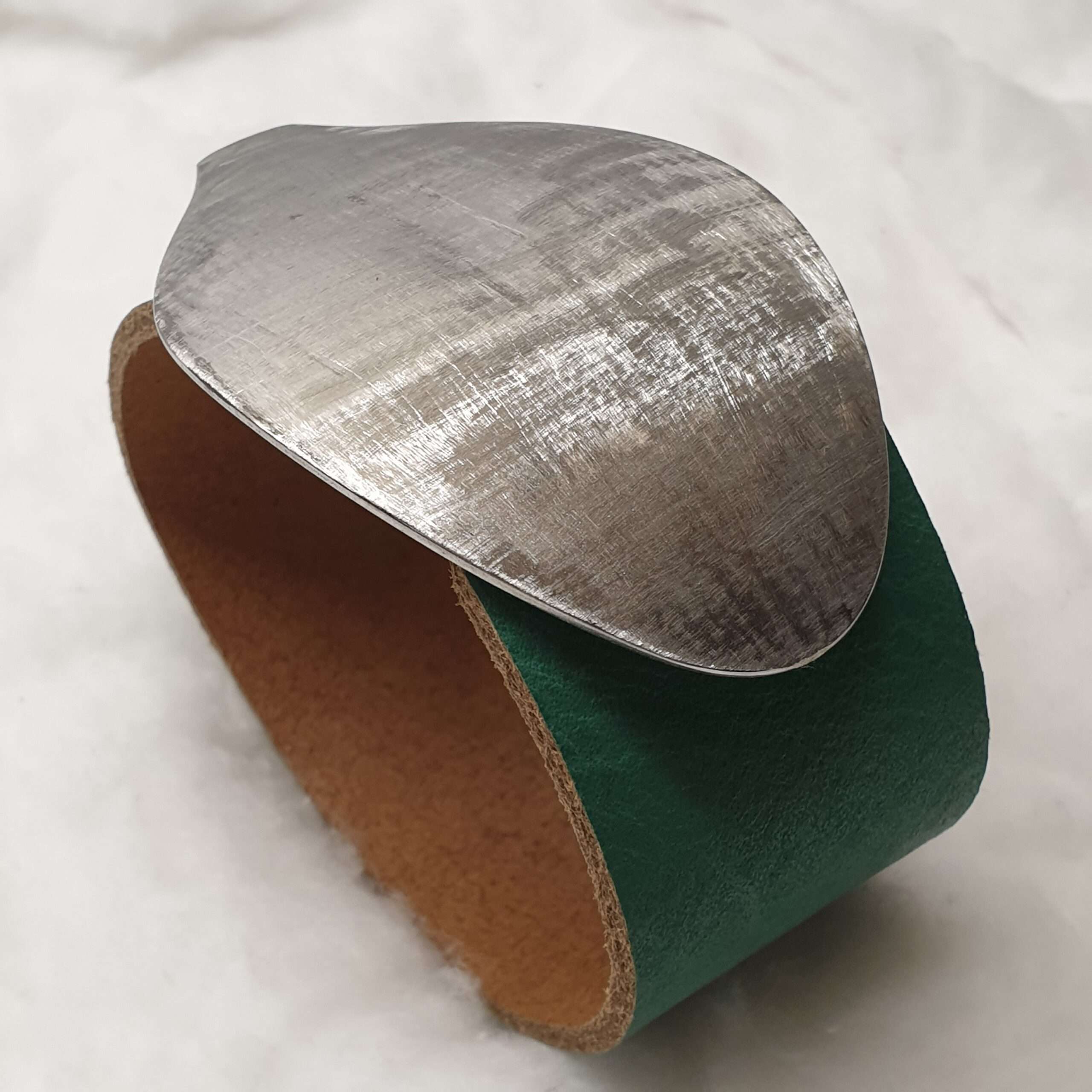 Lederarmband mit schraffierter Silberschnalle BS108