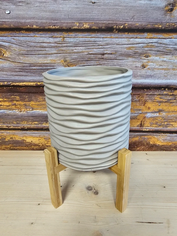 Kleiner tonfarbener Steingut-Pflanztopf auf Holzständer