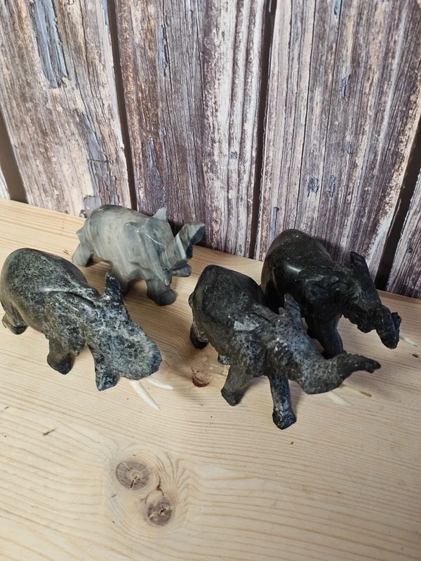 4 St. Elefantenherde auf dem Weg zur Wasserstelle