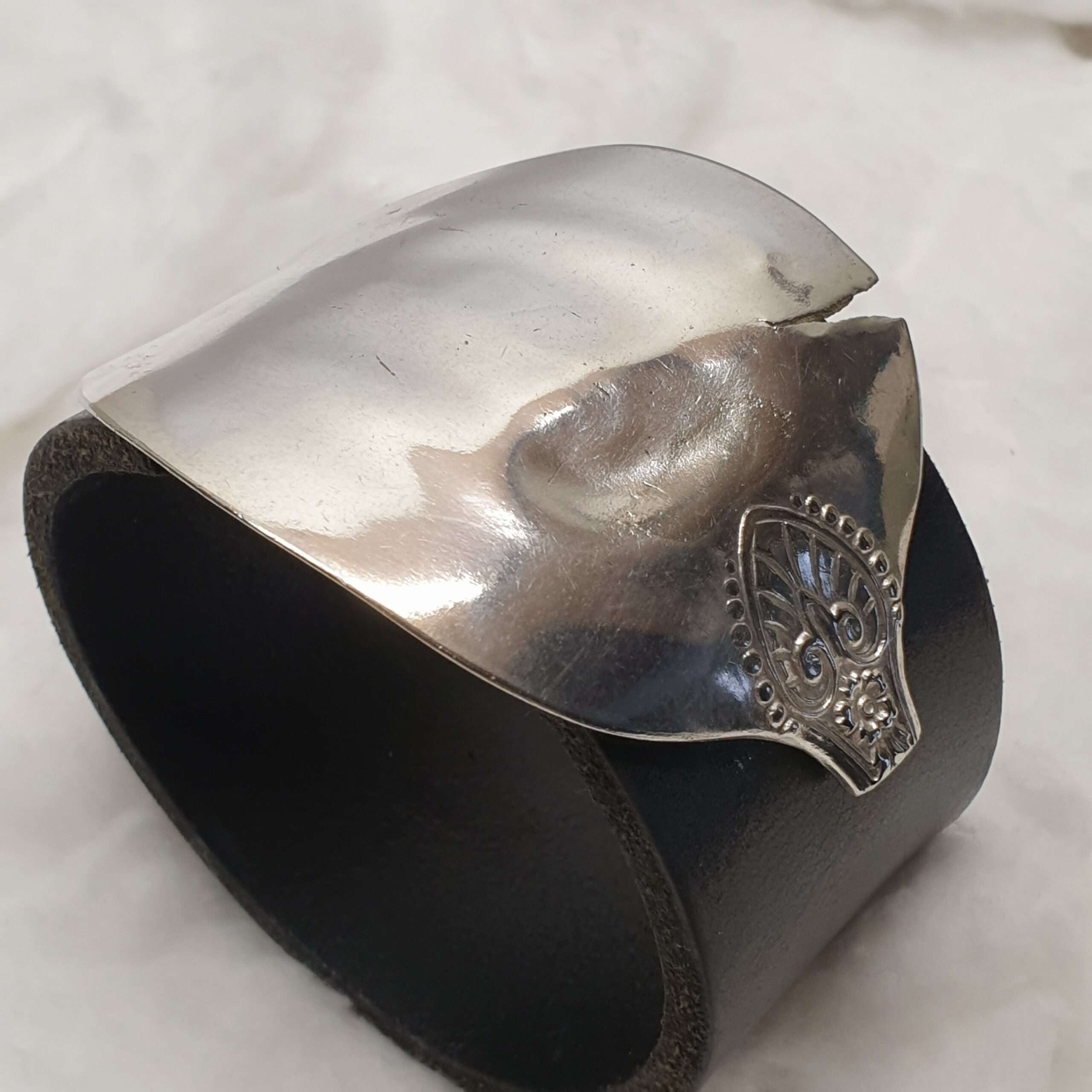 Anthrazitfarbenes Lederarmband mit Silberschnalle BS105