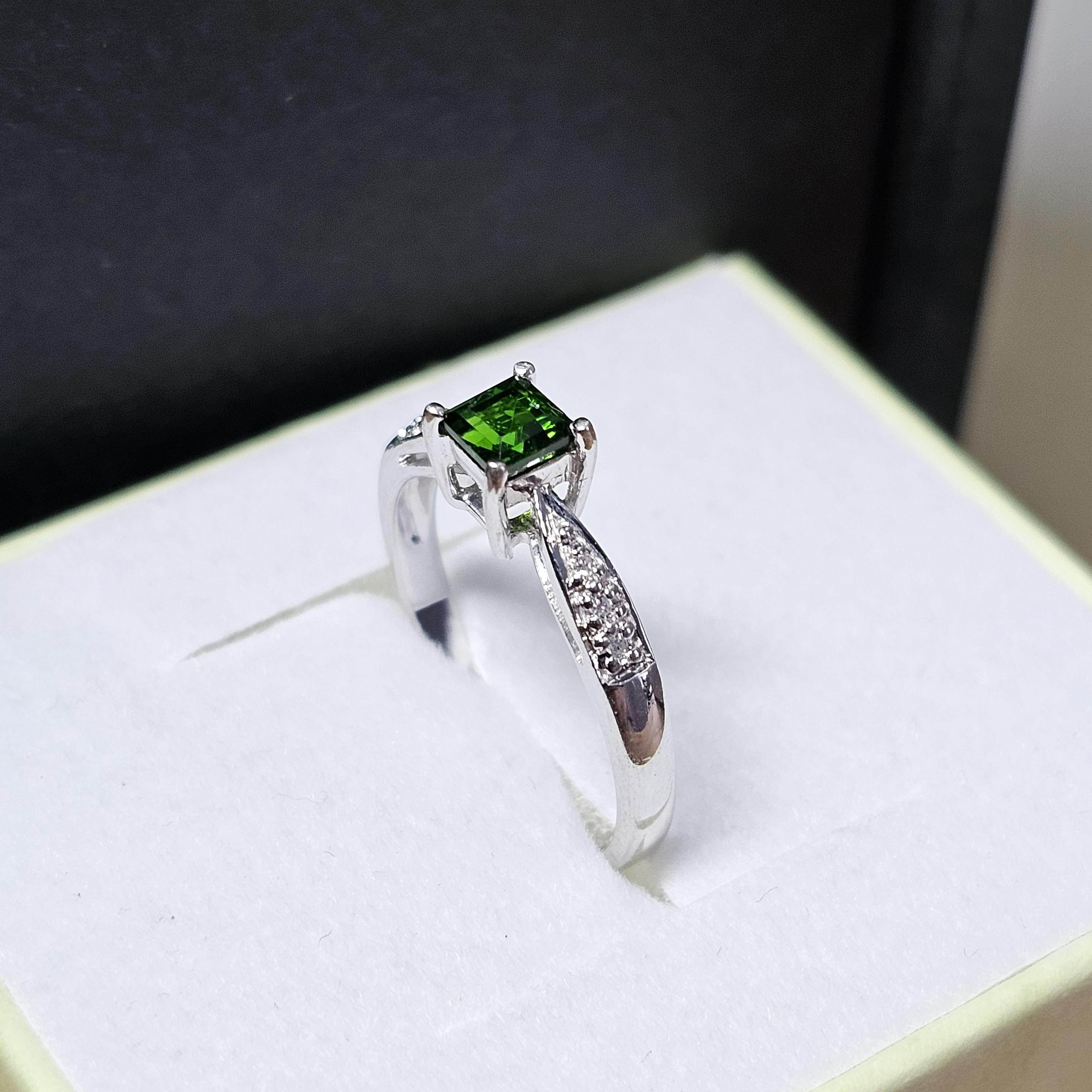 17,4 mm Ring Goldring Gold Weißgold 375 (9k)  Peridot & kleinste Diamantsteinchen Design Vintage elegant GR348