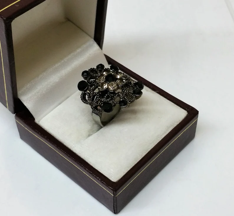 16 mm Nostalgischer silberner Ring Kristalle schwarz & klar Shabby Vintage Design Ornament floral elegant SR353