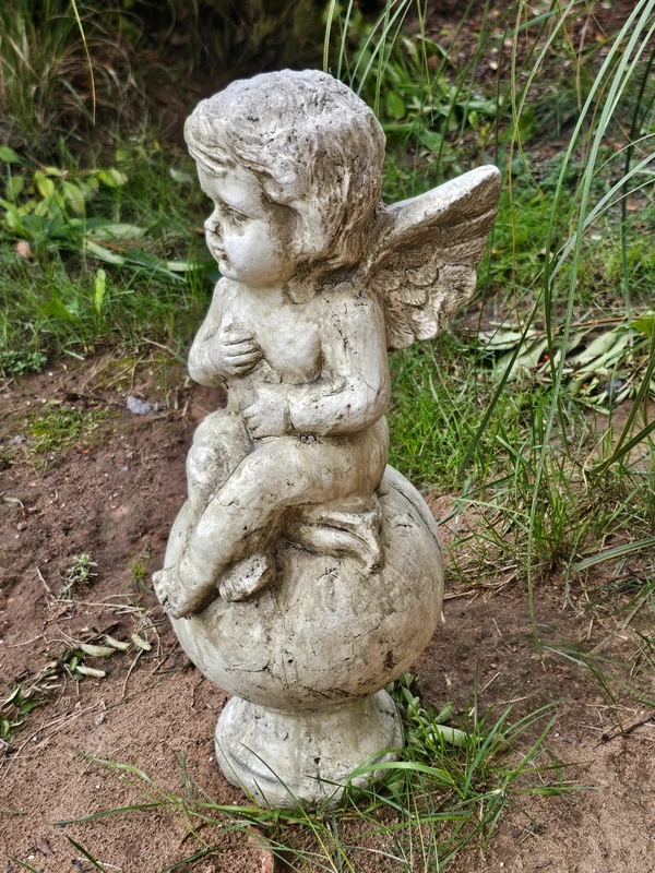 Sitzender Engel