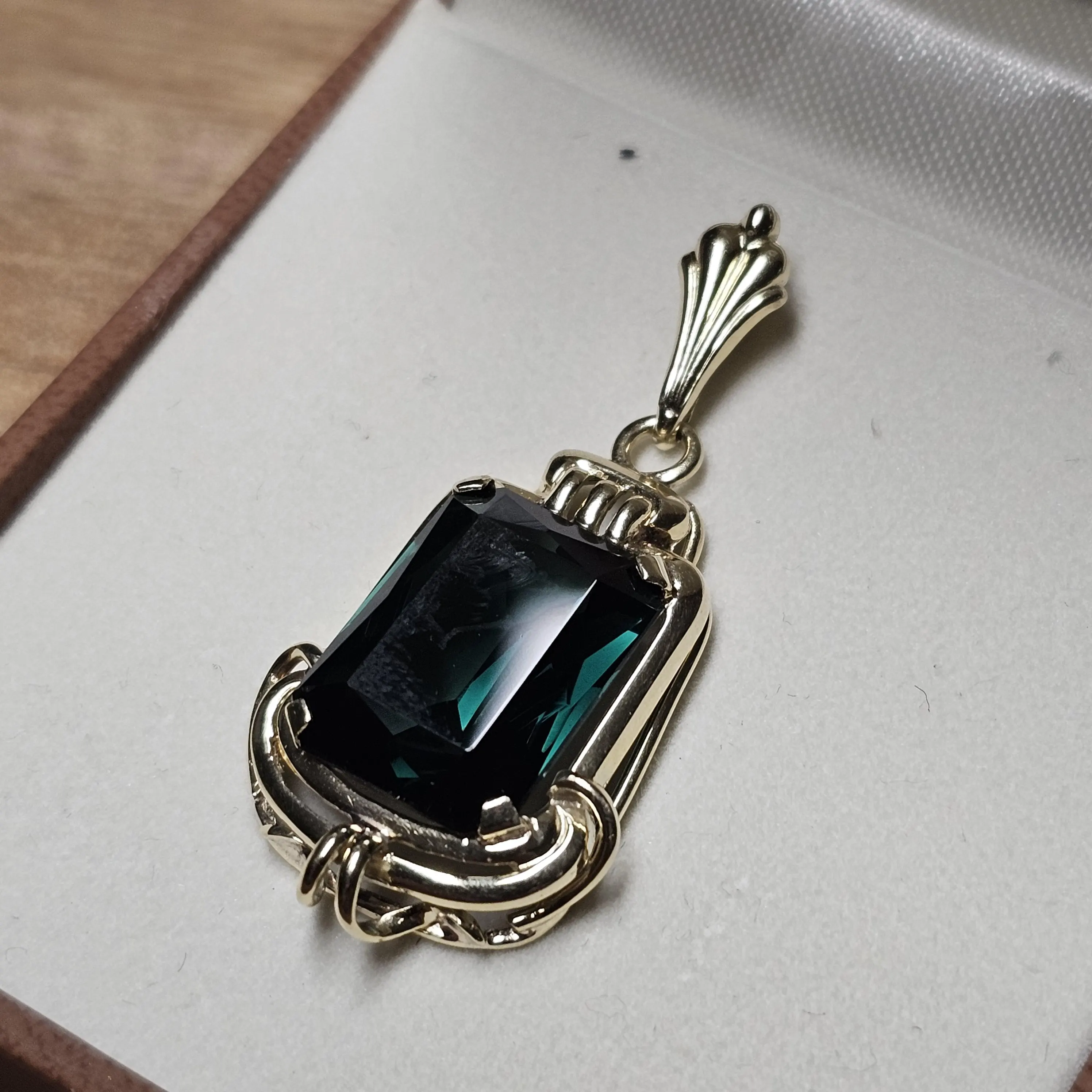Nostalgischer Anhänger ohne Kette  Gold 585 Turmalin grün Vintage Eleganz GAN261