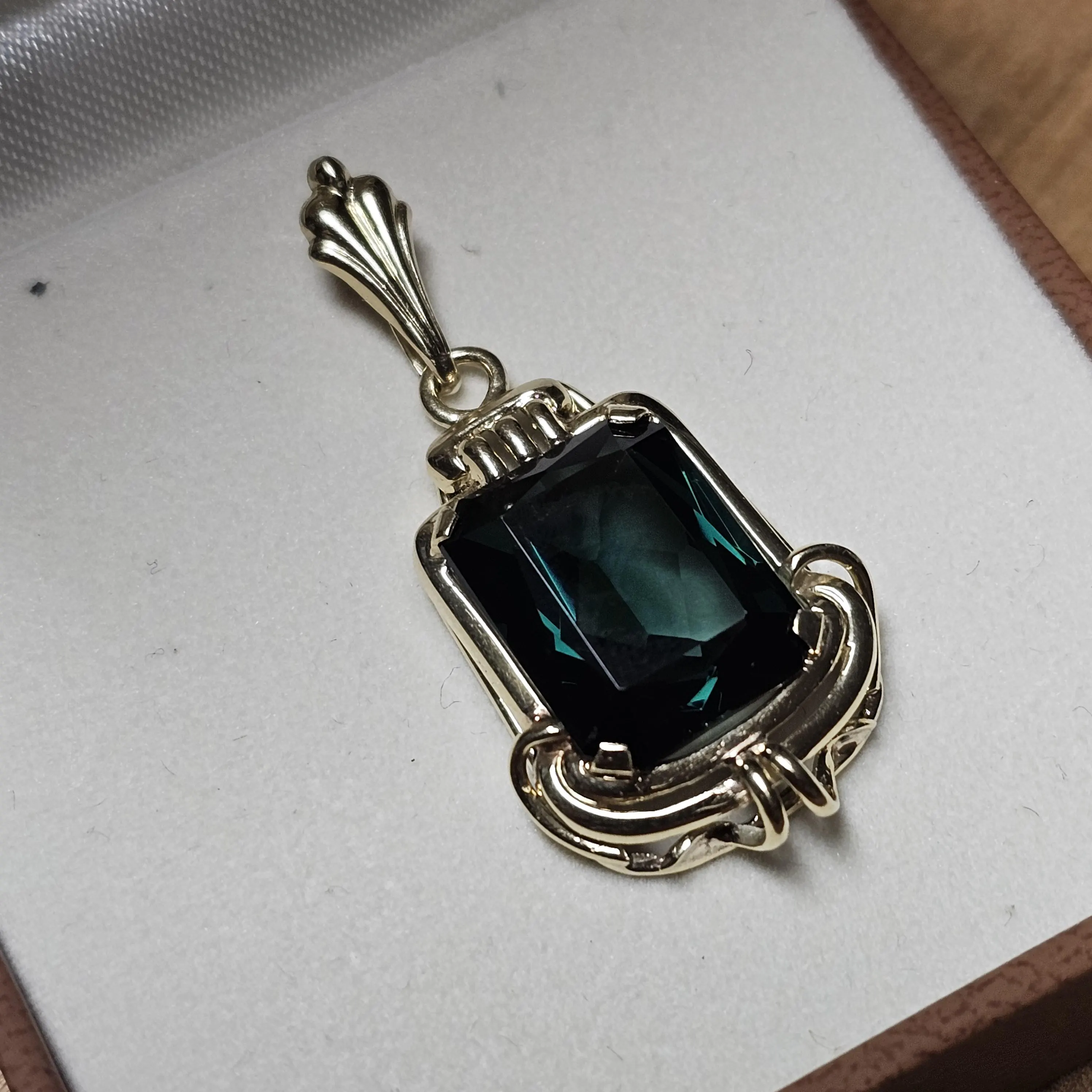 Nostalgischer Anhänger ohne Kette  Gold 585 Turmalin grün Vintage Eleganz GAN261