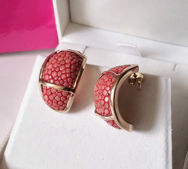 Designer Ohrringe Halbcreolen Ohrstecker Silber 925 vergoldet Rochenleder halbrund Vintage edel SO174