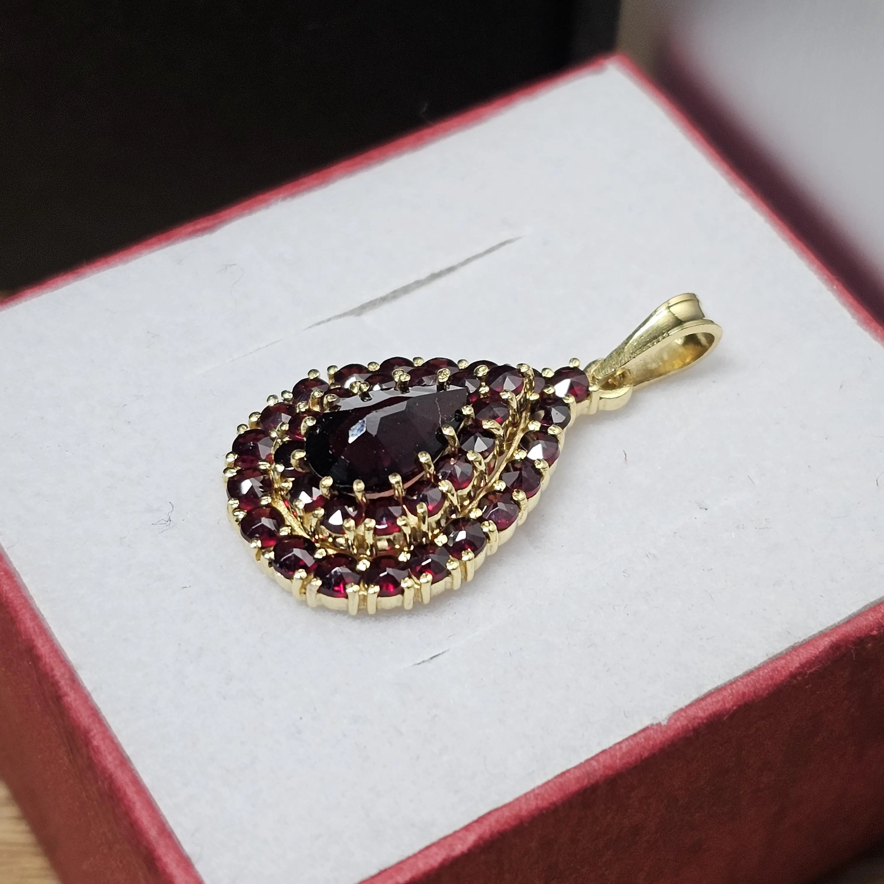 Nostalgischer Anhänger ohne Kette Gold 375 mit Granatsteinchen Vintage elegant selten rar GAN262