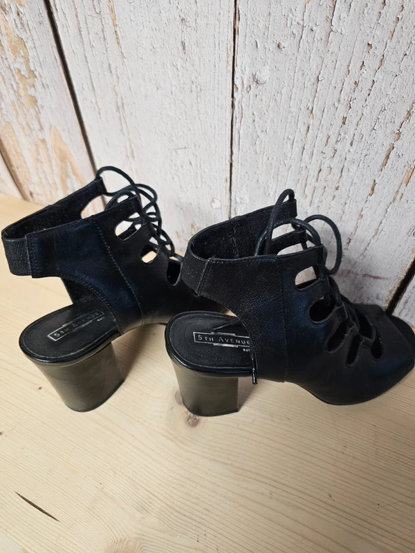 Offene Schuhe mit Absatz 37