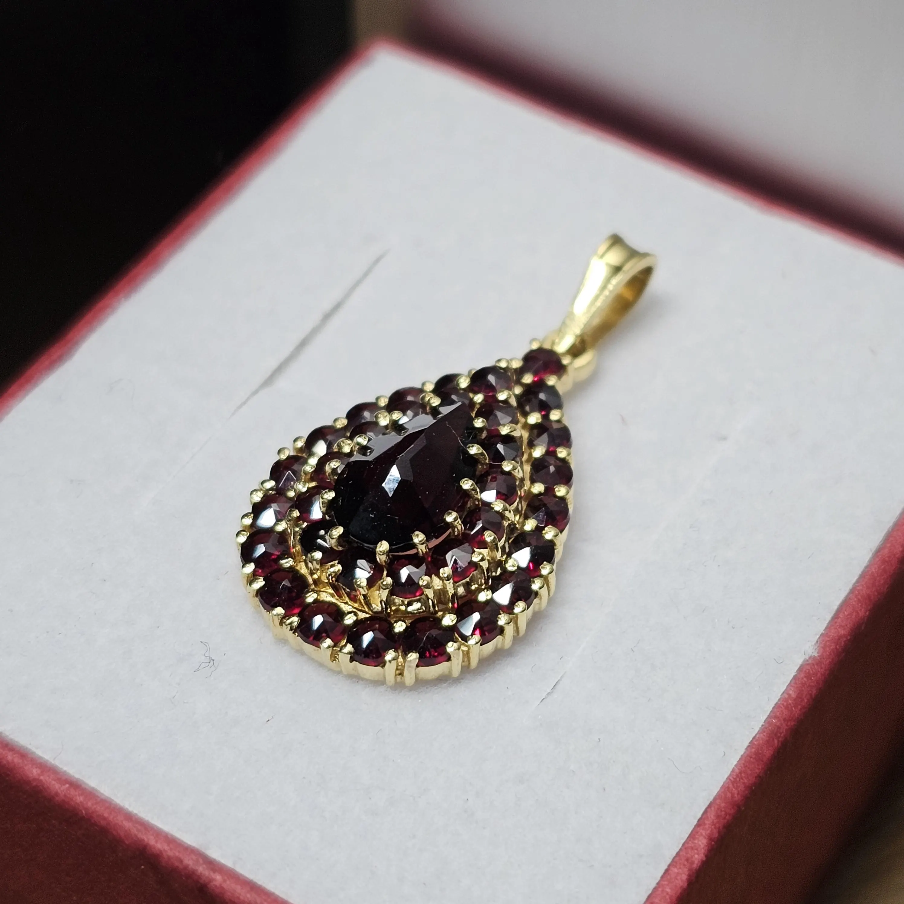 Nostalgischer Anhänger ohne Kette Gold 375 mit Granatsteinchen Vintage elegant selten rar GAN262