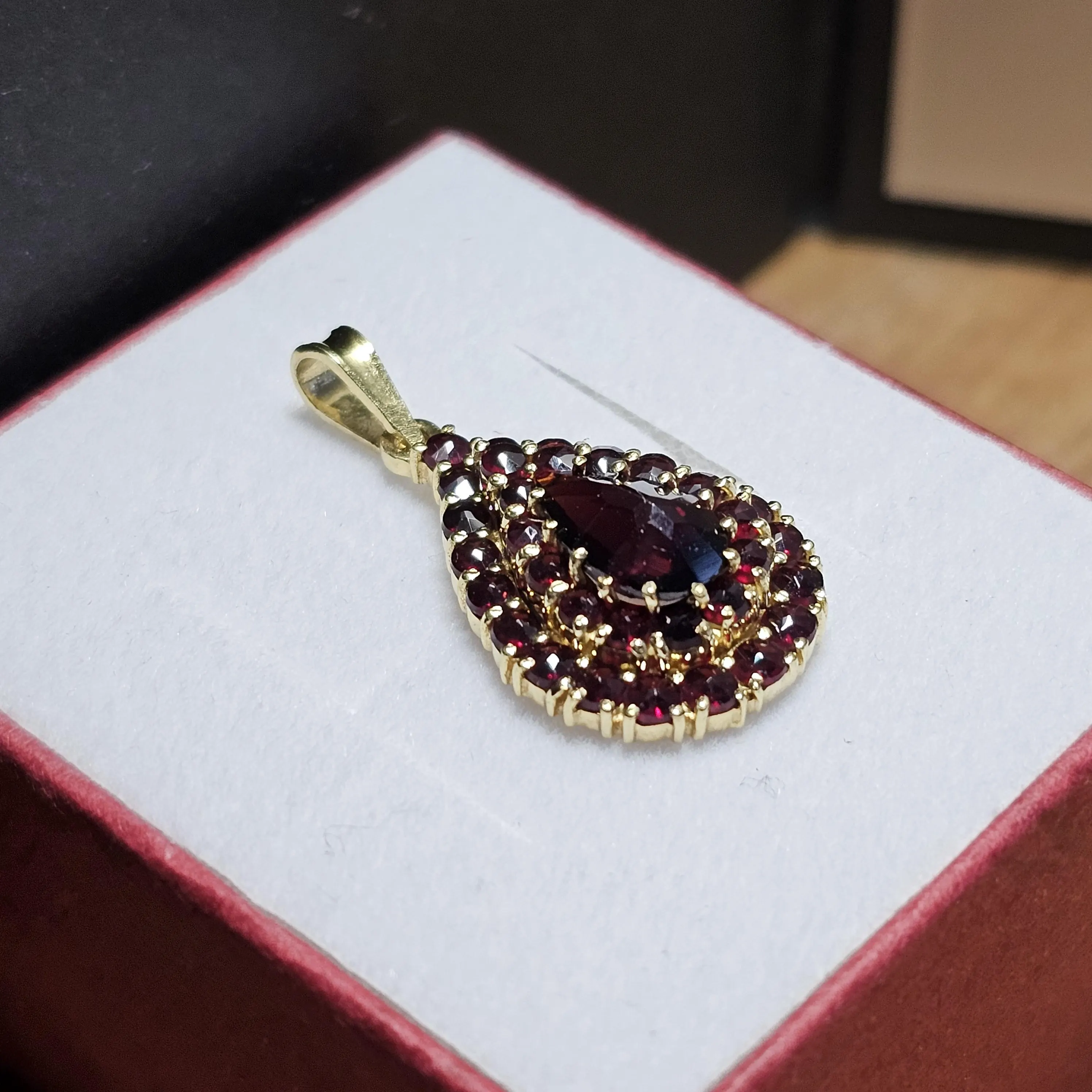 Nostalgischer Anhänger ohne Kette Gold 375 mit Granatsteinchen Vintage elegant selten rar GAN262