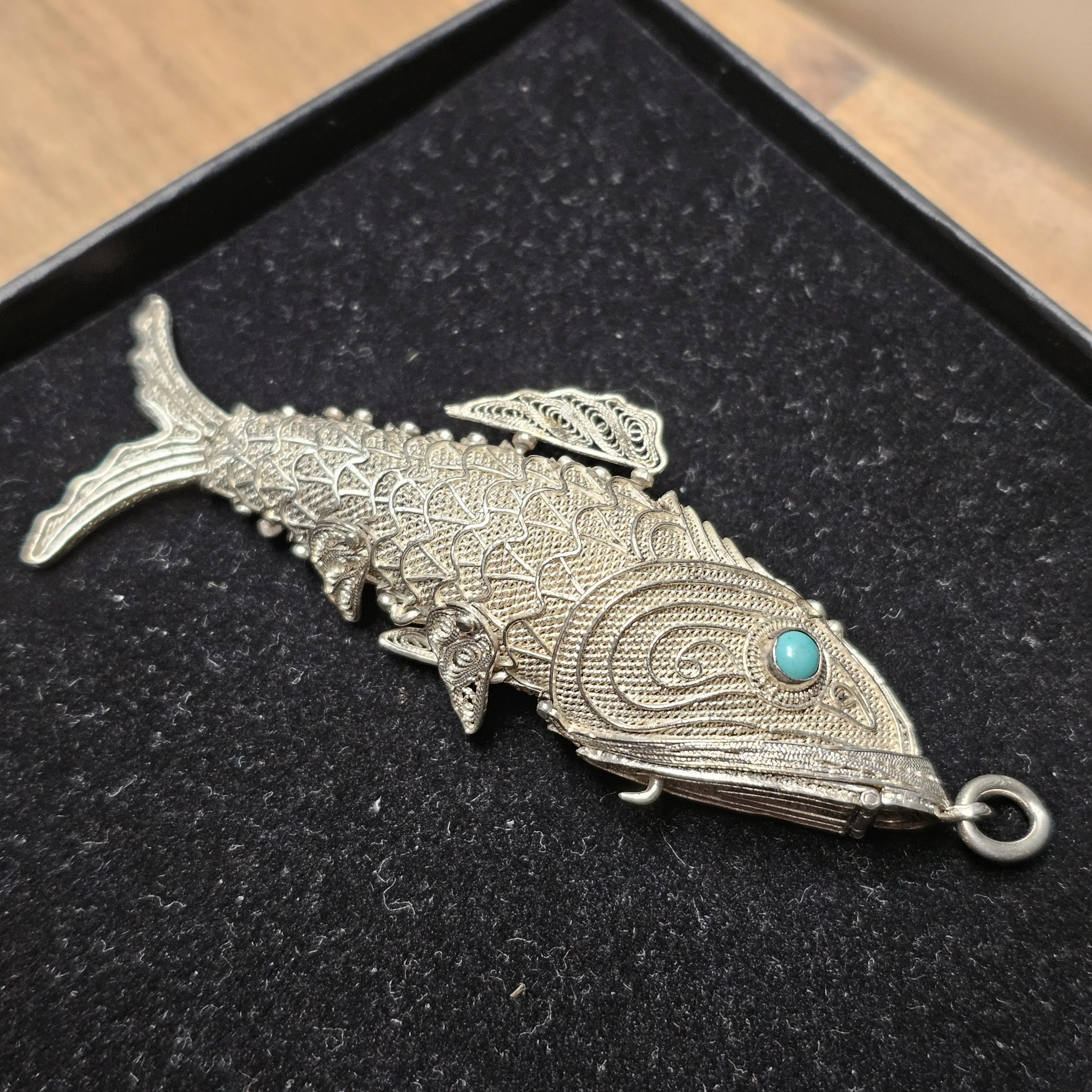 Anhänger ohne Kette Fisch Gliederfisch Parfumfisch Silber Türkis filigran Silberschmiede kunstvoll SKA134