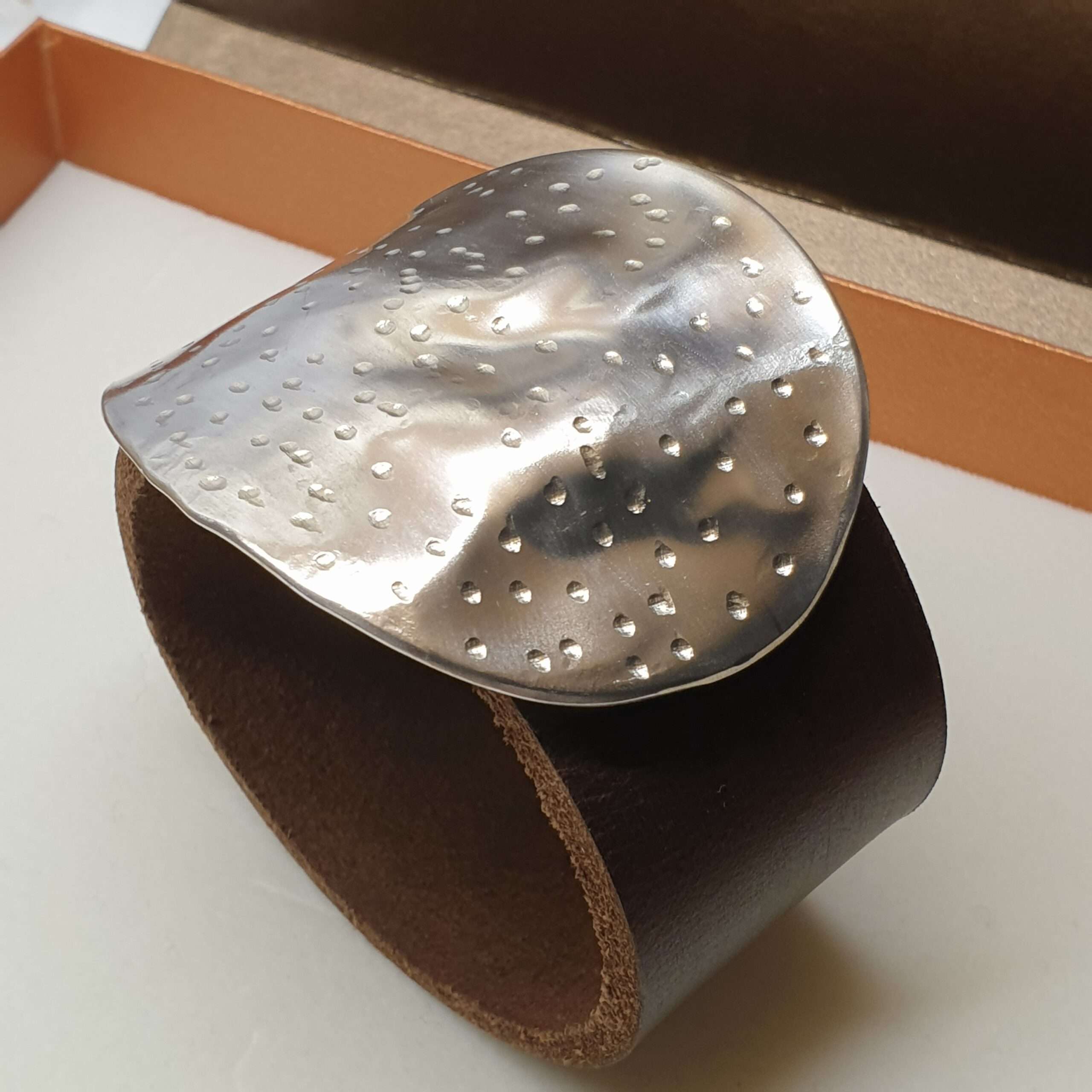 Lederarmband Punktmuster-Schnalle braun BS100