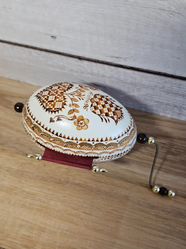 Handbemaltes Osterei mit Band und Kurbel