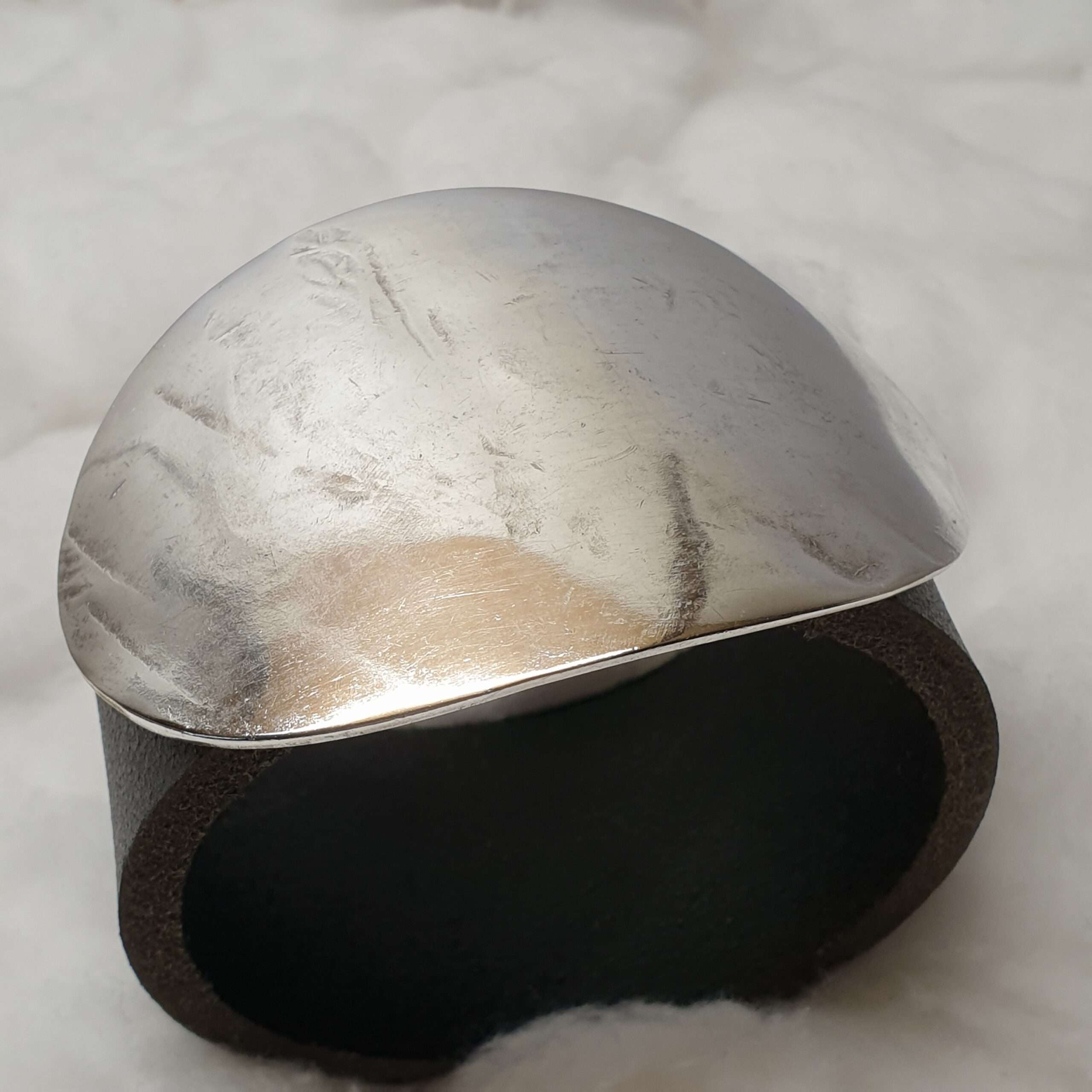 Schwarzes Lederarmband mit Glanz-Löffelschliesse und Schlagmuster BS122