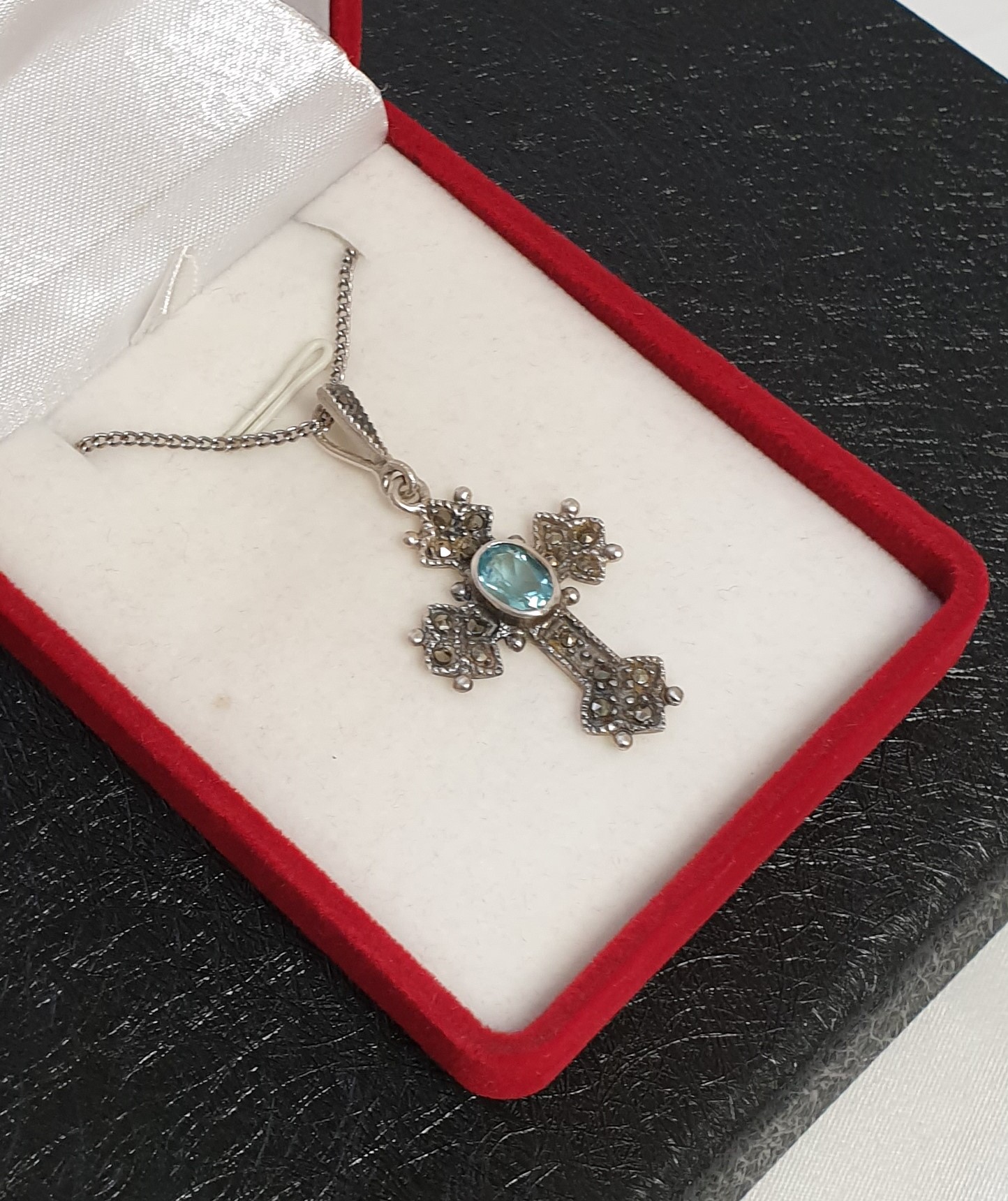 Nostalgischer Anhänger Kreuz Silber 925 Kristall hellblau & Markasiten Design im Shabby Vintage SKA1372 – Bild 3