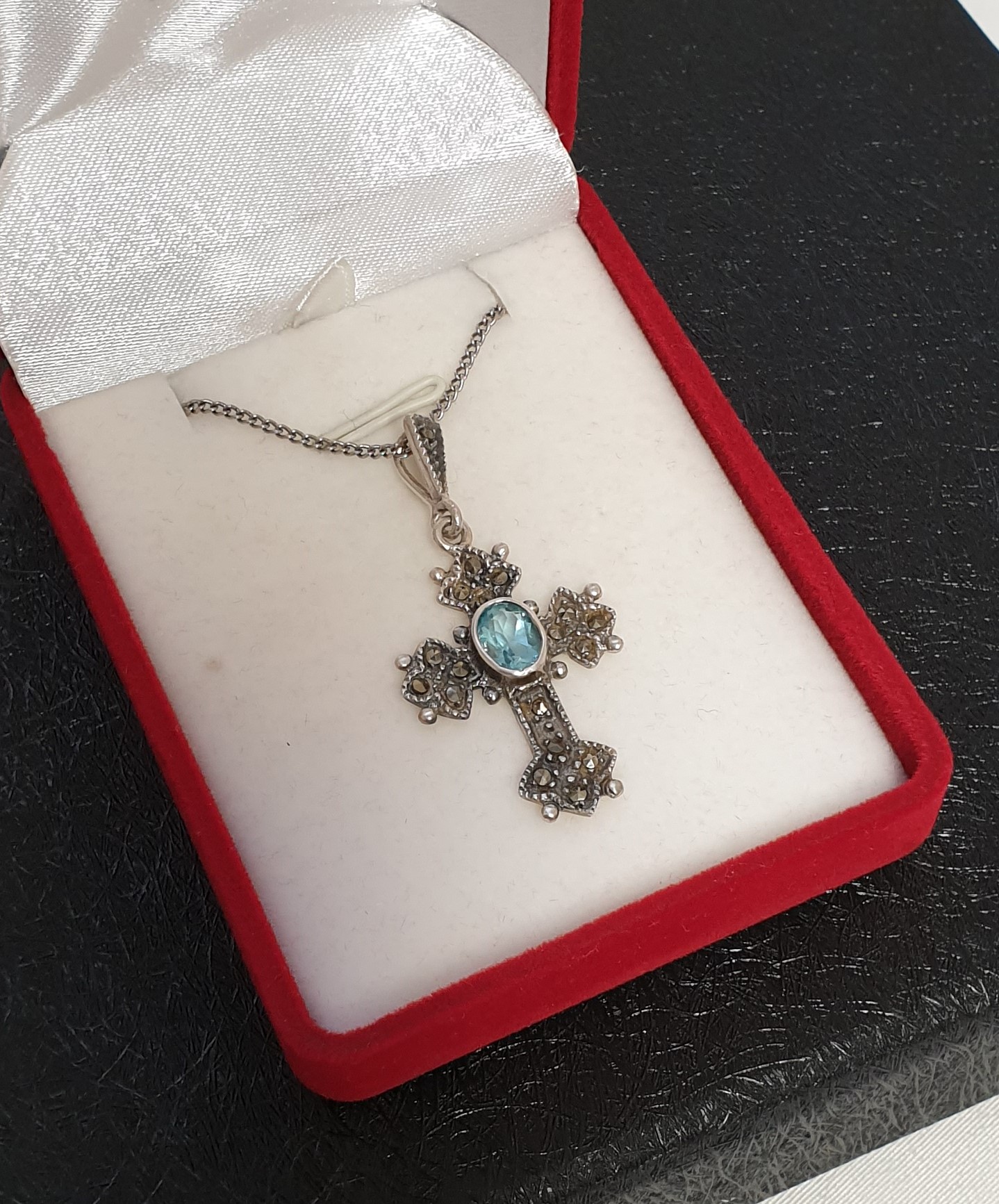 Nostalgischer Anhänger Kreuz Silber 925 Kristall hellblau & Markasiten Design im Shabby Vintage SKA1372 – Bild 2