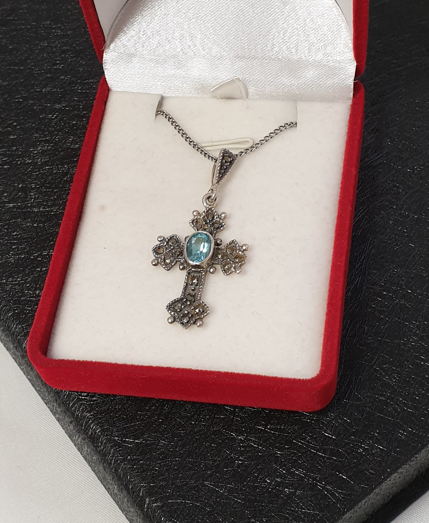 Nostalgischer Anhänger Kreuz Silber 925 Kristall hellblau & Markasiten Design im Shabby Vintage SKA1372