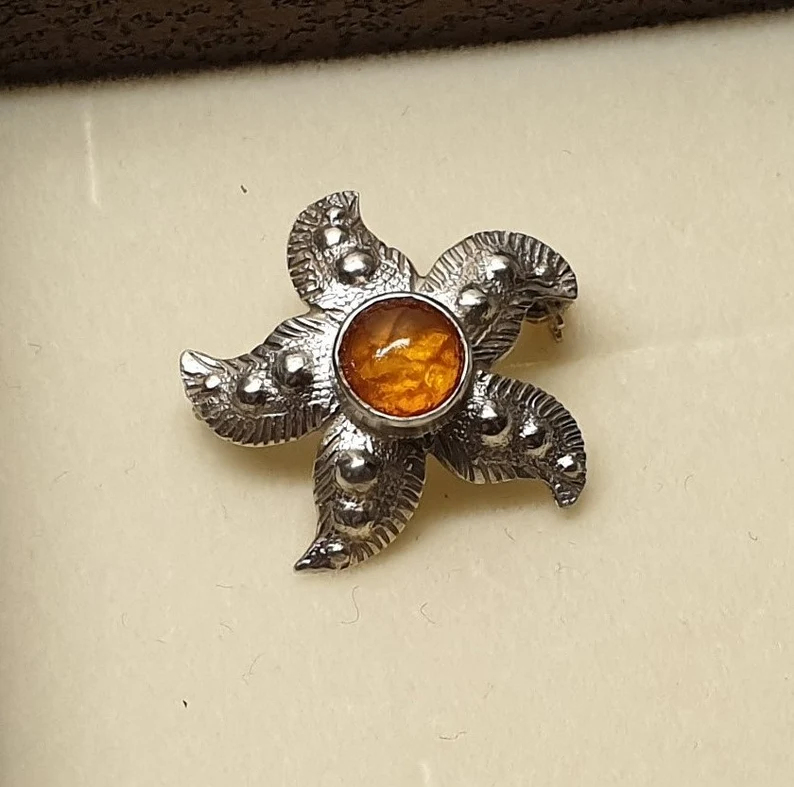 Shabby Vintage Anstecknadel Brosche Silber 835 Farbstein orange Blume Blüte Silberschmiede Kunst SB399