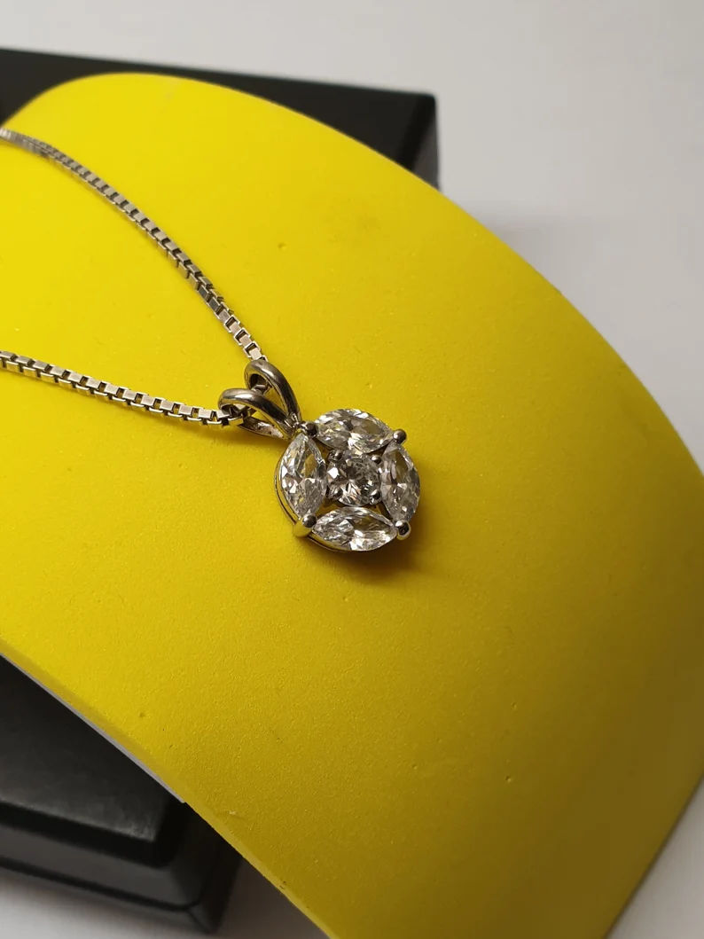 Nostalgischer Anhänger edles Design Kristalle klar Vintage elegant SKA1617