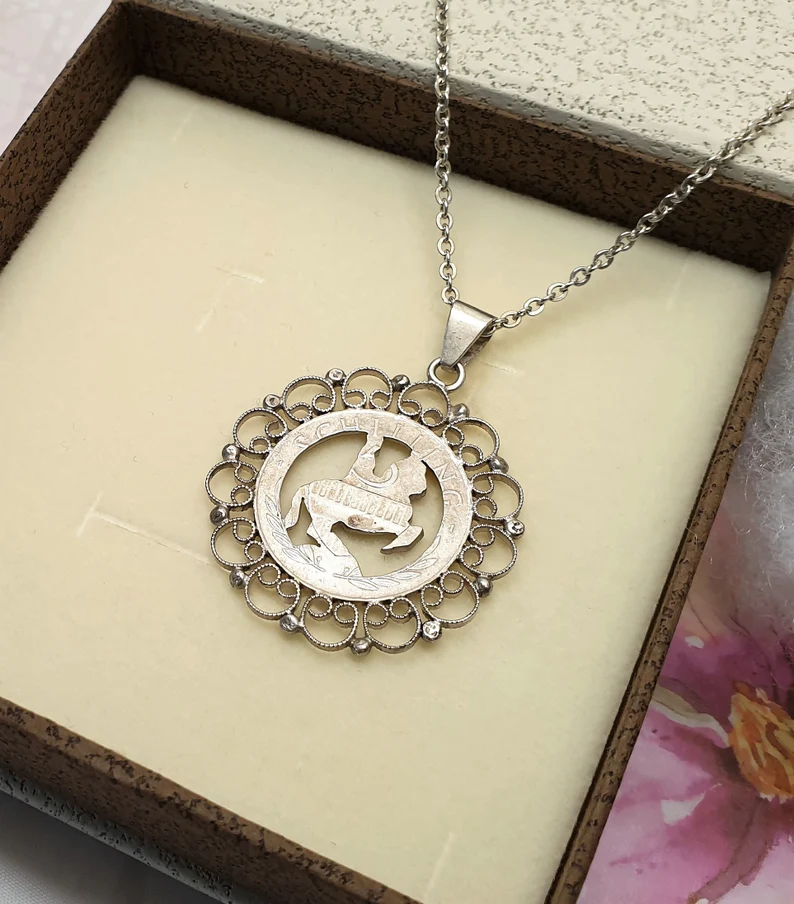 Anhänger Sägearbeit Münze Taler Silber Charivari Tracht Republik Österreich 5 Schilling Vintage SKA438