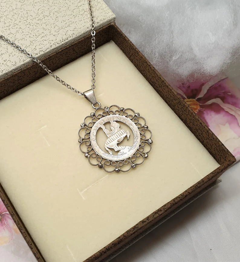 Anhänger Sägearbeit Münze Taler Silber Charivari Tracht Republik Österreich 5 Schilling Vintage SKA438 – Bild 2