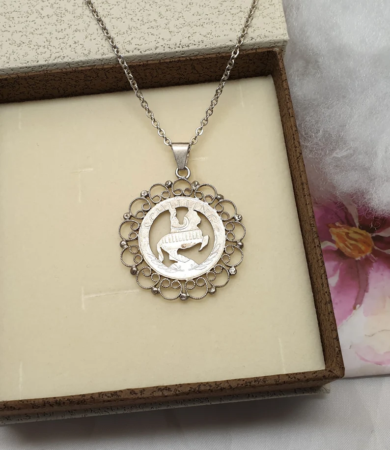 Anhänger Sägearbeit Münze Taler Silber Charivari Tracht Republik Österreich 5 Schilling Vintage SKA438 – Bild 3