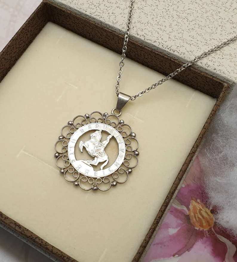 Anhänger Sägearbeit Münze Taler Silber Charivari Tracht Republik Österreich 5 Schilling Vintage SKA438 – Bild 4