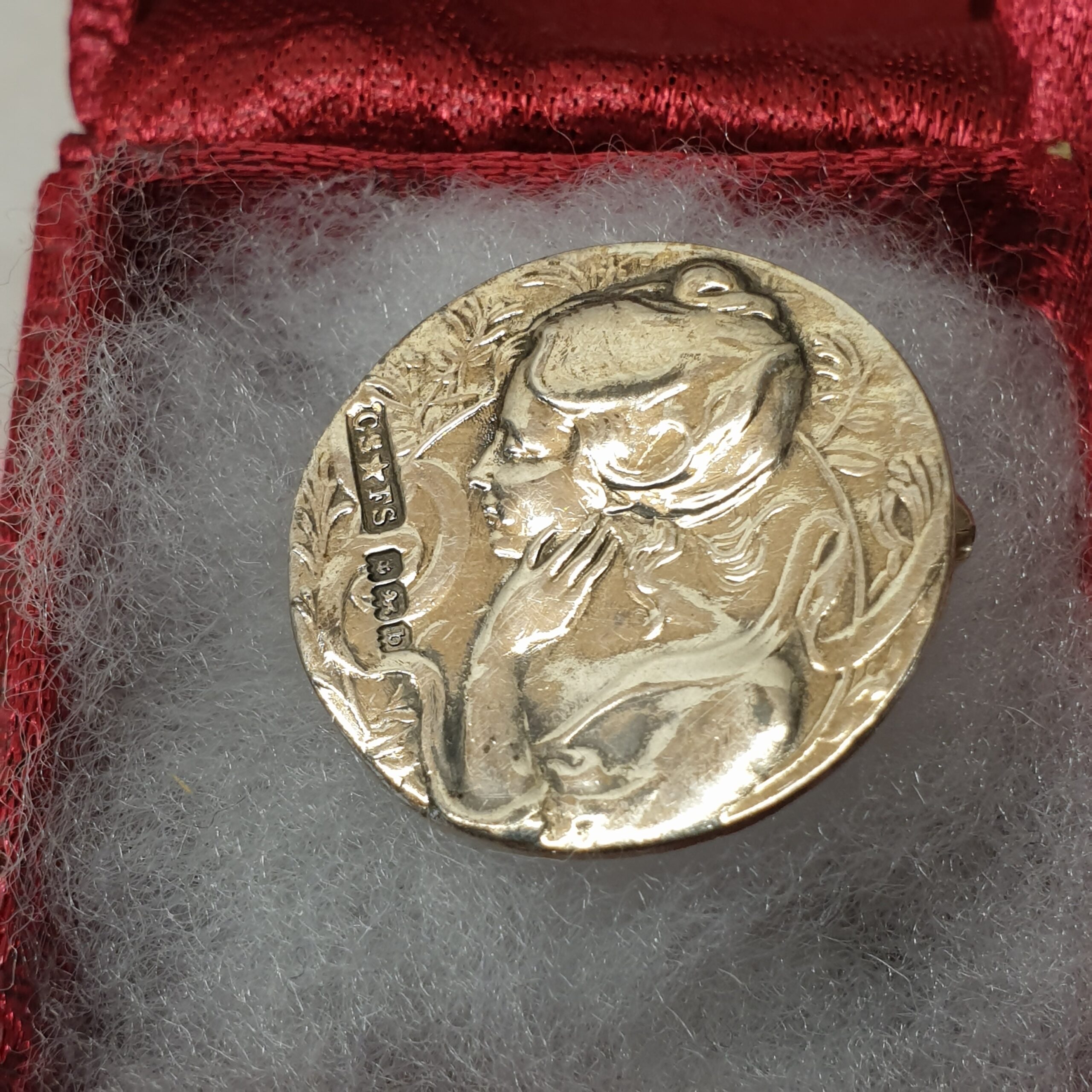 Brosche Anstecknadel nostalgisch Abbildung Frau Mädchen Silber schreitender Löwe links England Birmingham Shabby Vintage selten rar SB527