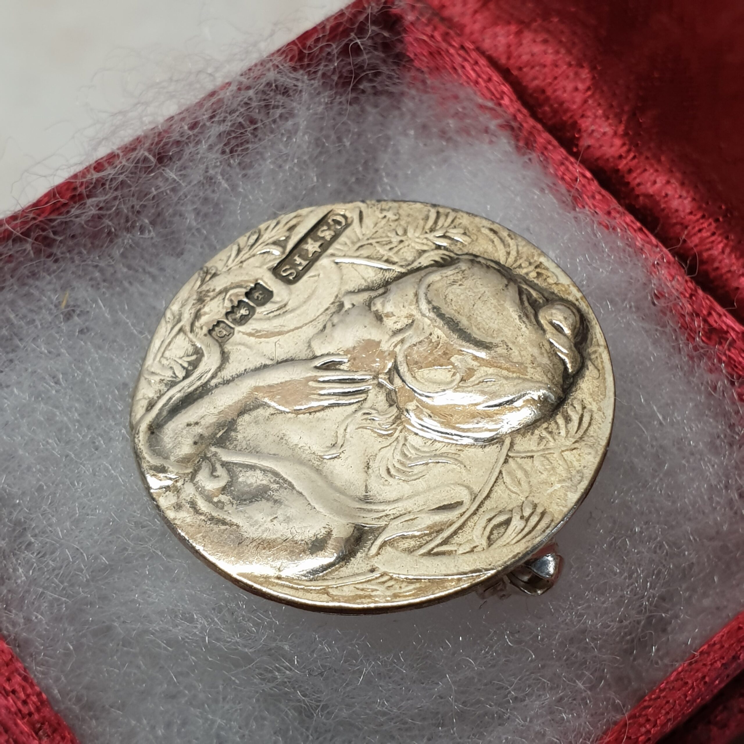 Brosche Anstecknadel nostalgisch Abbildung Frau Mädchen Silber schreitender Löwe links England Birmingham Shabby Vintage selten rar SB527 – Bild 2