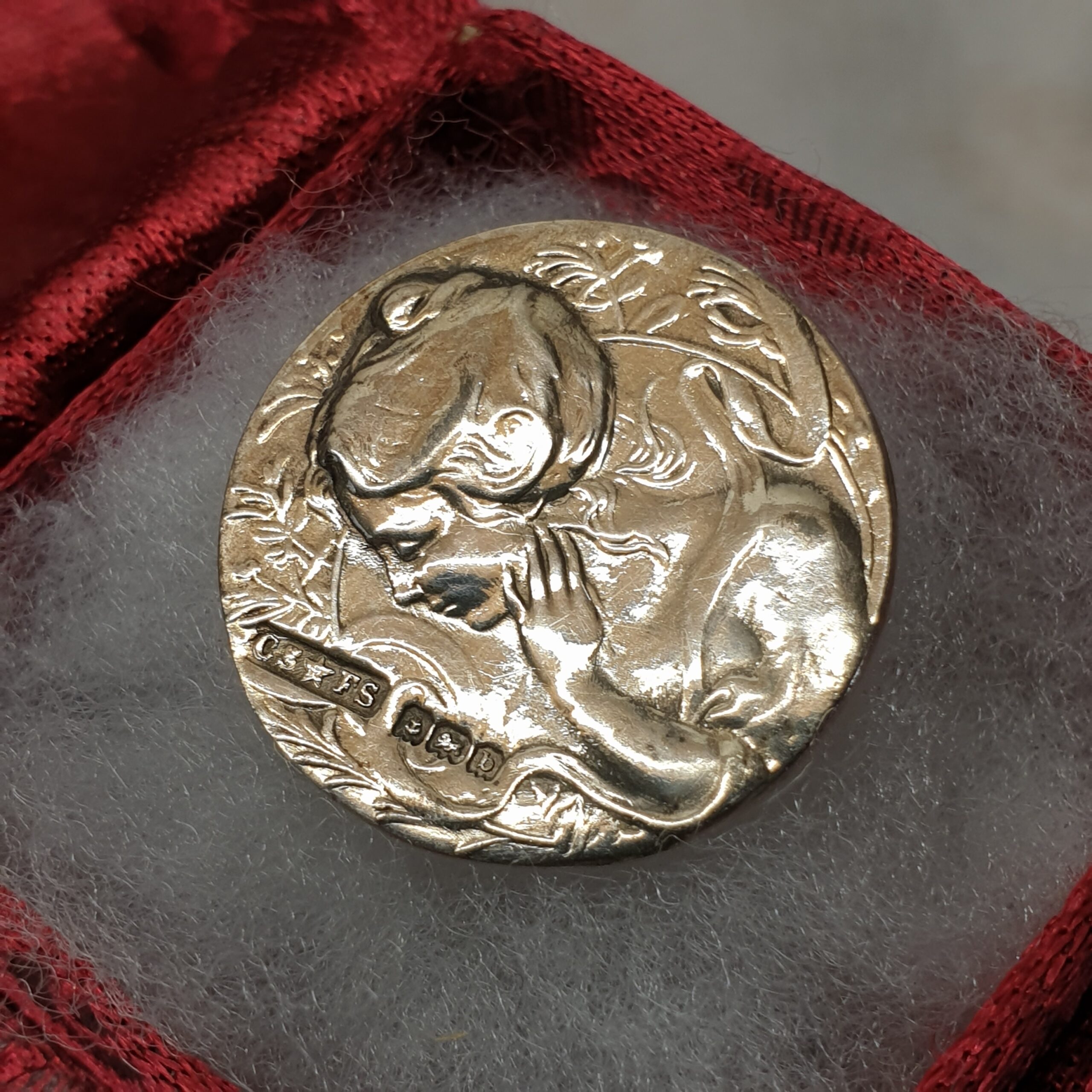 Brosche Anstecknadel nostalgisch Abbildung Frau Mädchen Silber schreitender Löwe links England Birmingham Shabby Vintage selten rar SB527 – Bild 3