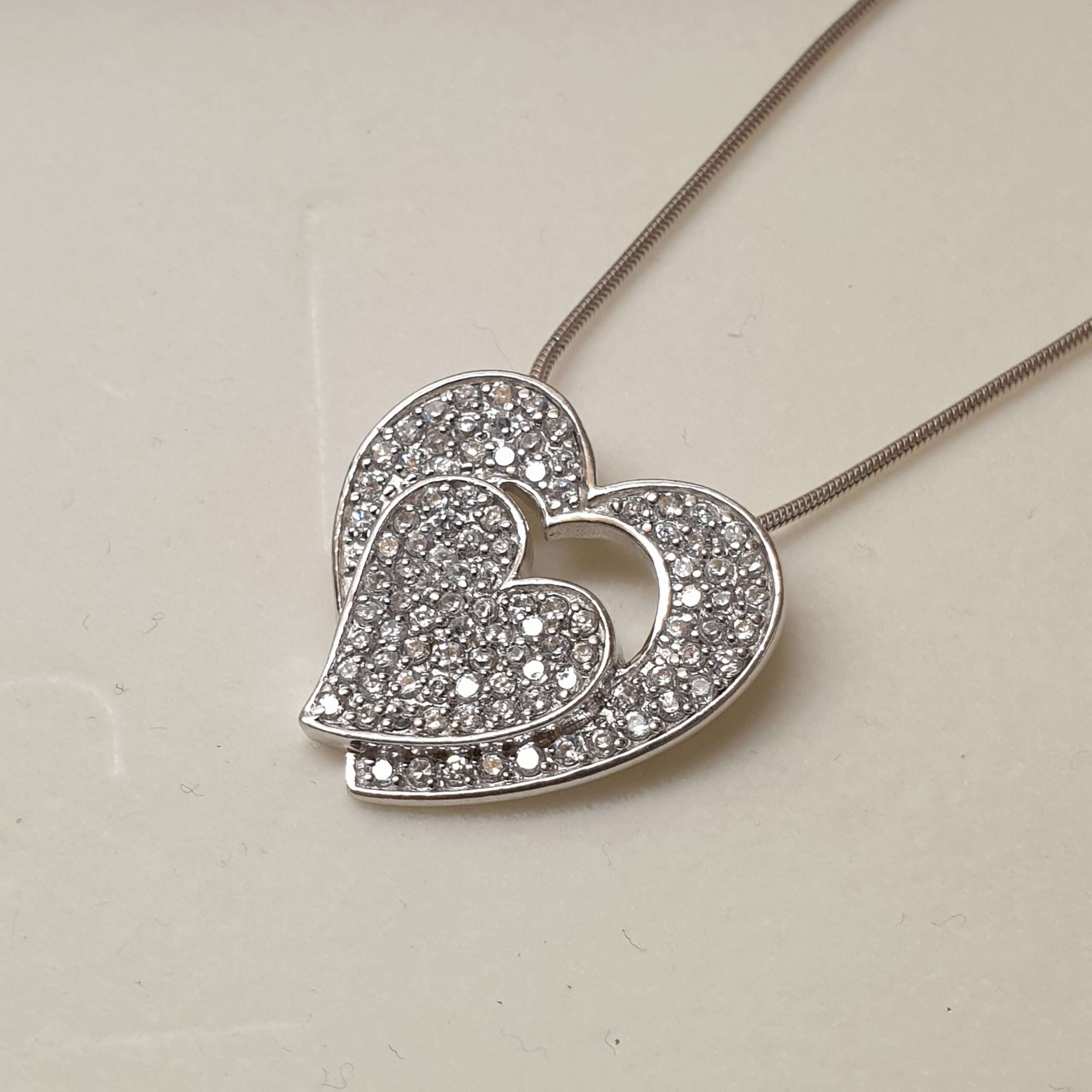 Anhänger Herzanhänger Silber 925 Doppel Herz Kristalle Steinchen klar Vintage edel SKA1324