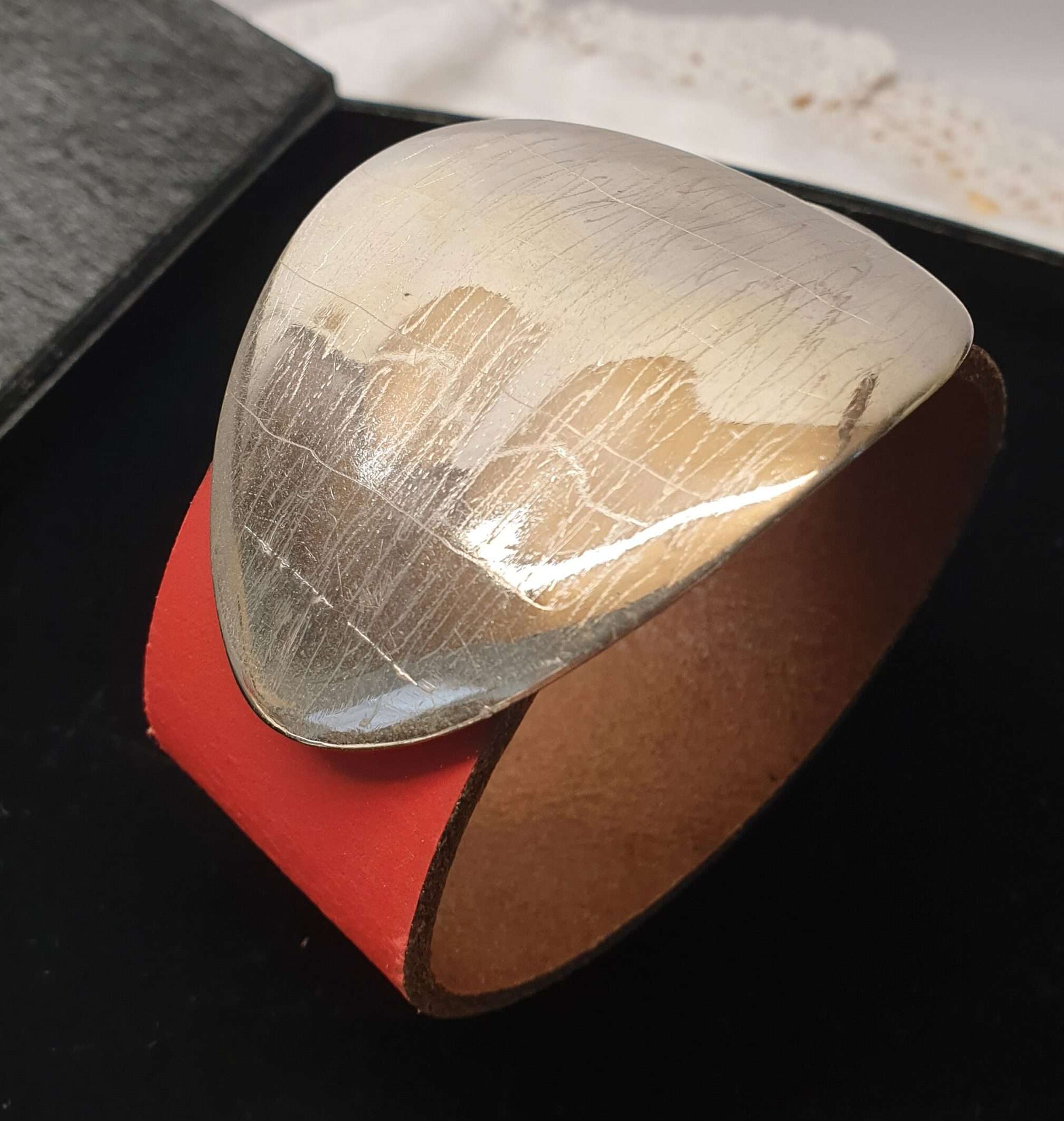 Rote Lederarmband mit karierter Schliesse BS101