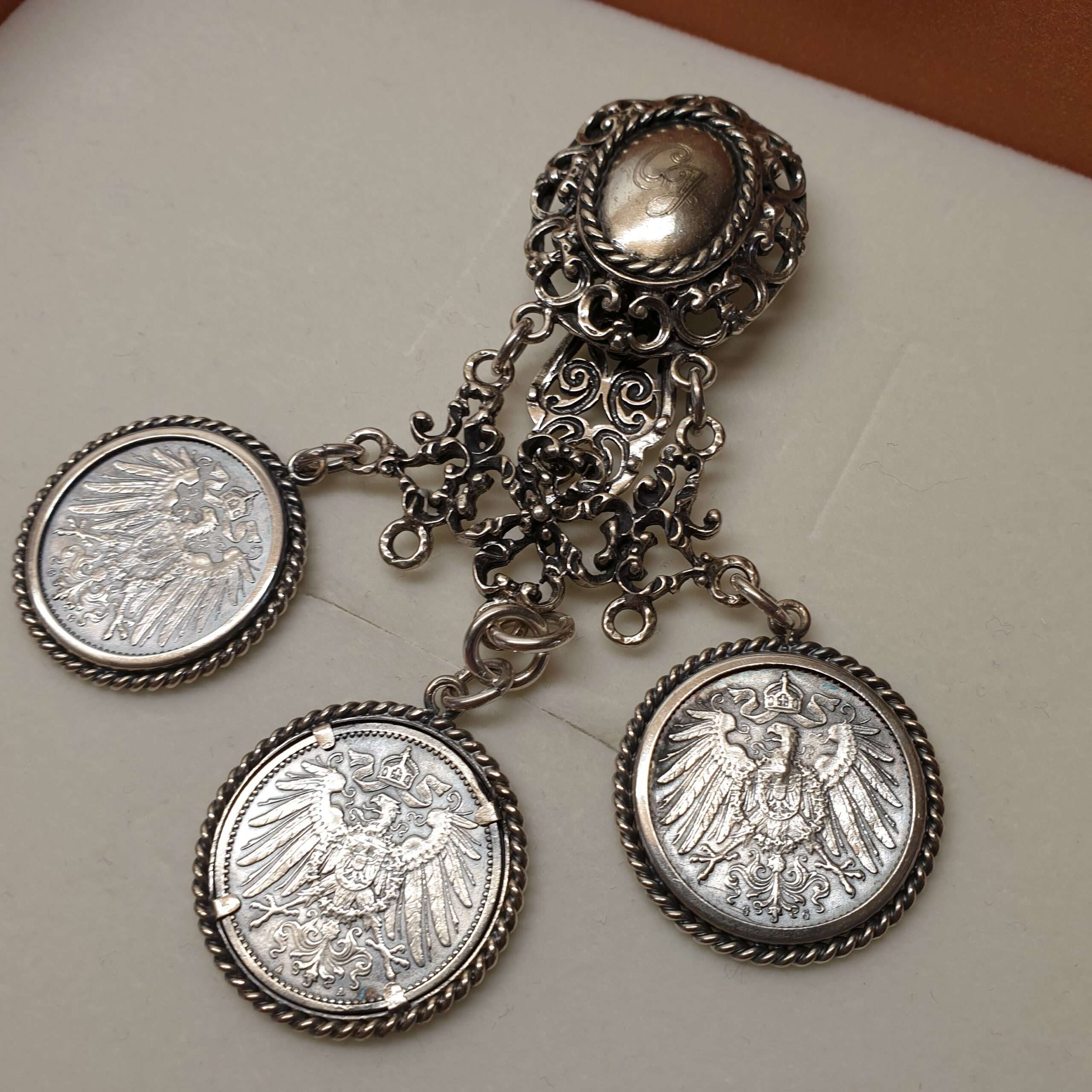 Trachtenschmuck Stecker Tracht Rockstecker Schürzenstecker Silber 835 Deutsches Reich Reichsmark 1 Mark Buchstaben Initialen "CJ" Shabby Vintage antik SK1393 – Bild 4