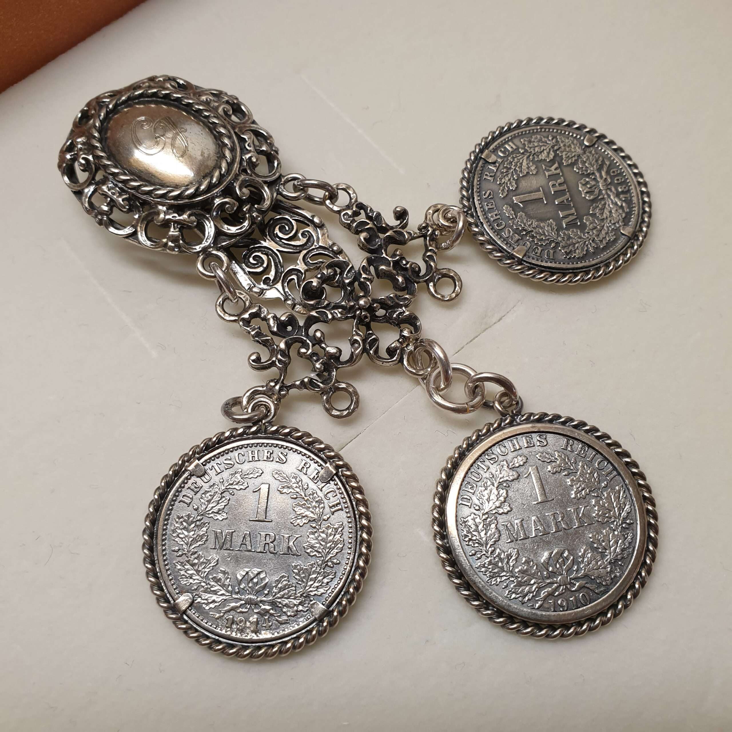 Trachtenschmuck Stecker Tracht Rockstecker Schürzenstecker Silber 835 Deutsches Reich Reichsmark 1 Mark Buchstaben Initialen "CJ" Shabby Vintage antik SK1393 – Bild 3