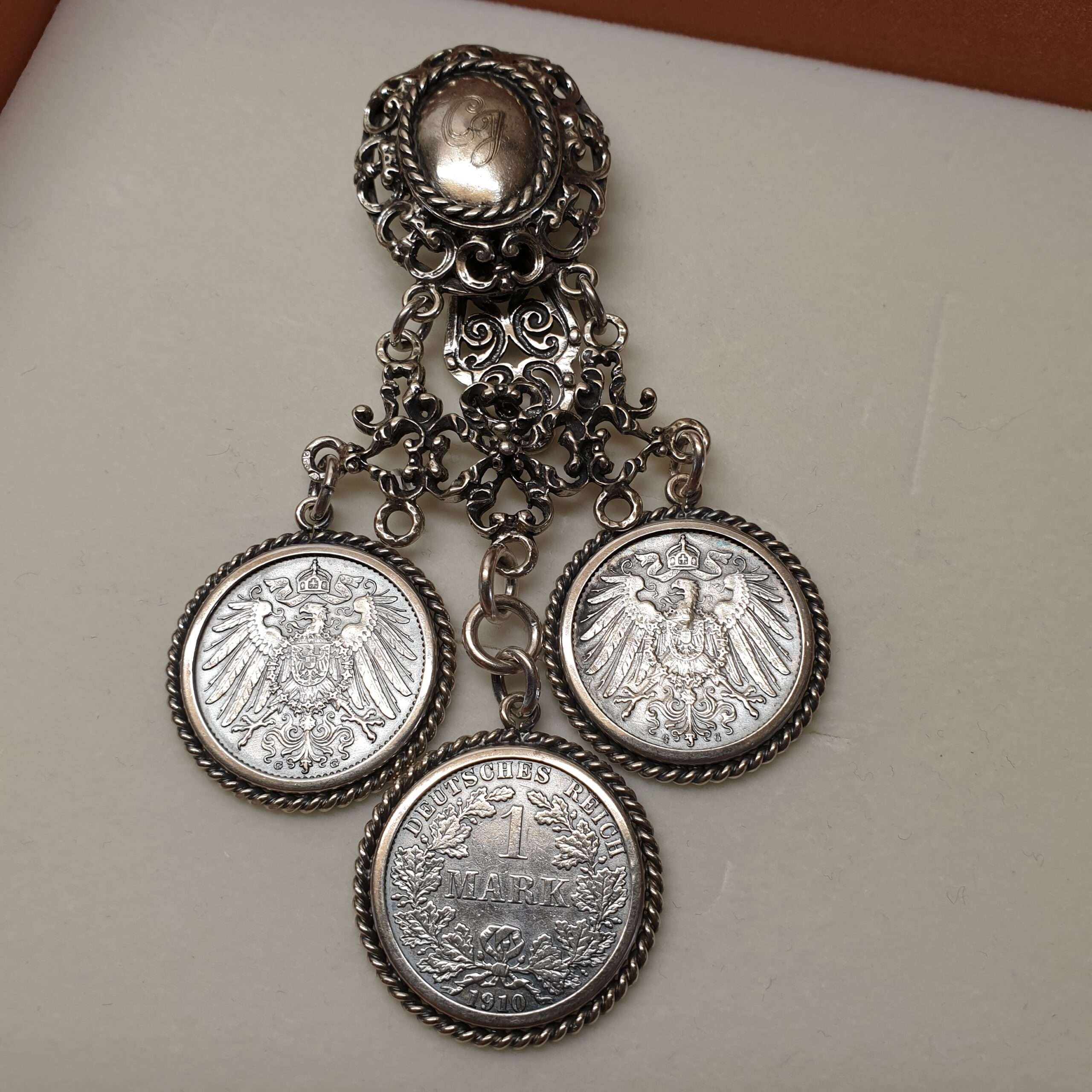 Trachtenschmuck Stecker Tracht Rockstecker Schürzenstecker Silber 835 Deutsches Reich Reichsmark 1 Mark Buchstaben Initialen "CJ" Shabby Vintage antik SK1393