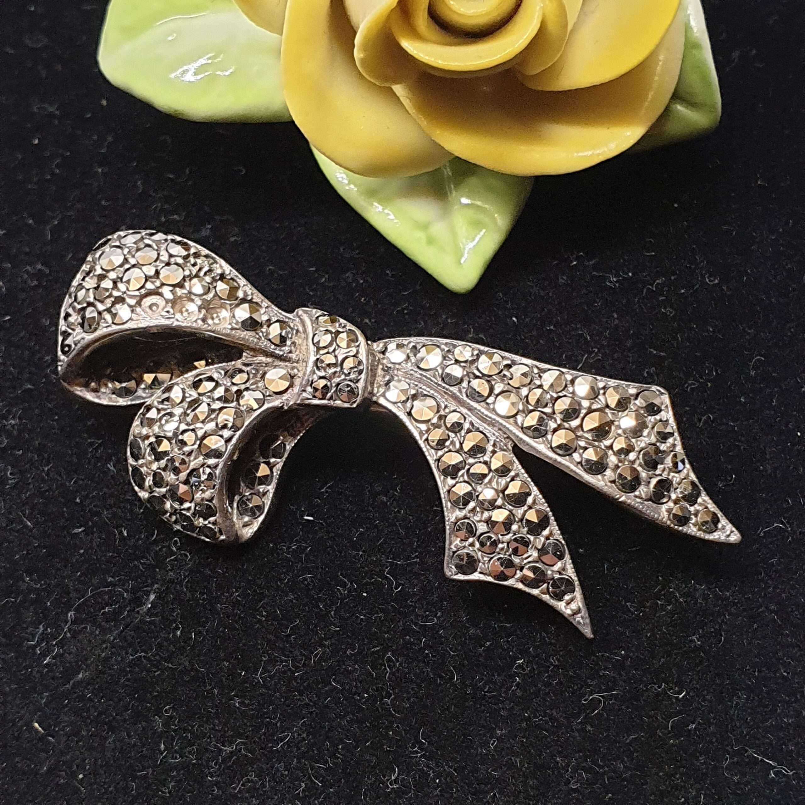 Nostalgische Brosche Anstecknadel Schleife silbern Markasiten Vintage Shabby selten SB262