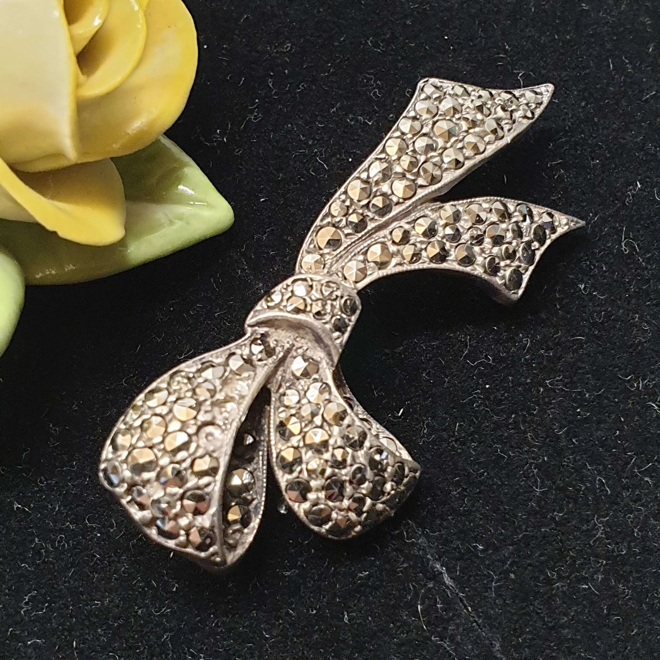 Nostalgische Brosche Anstecknadel Schleife silbern Markasiten Vintage Shabby selten SB262 – Bild 2